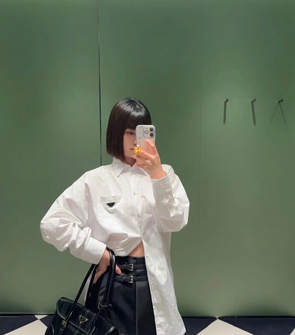 NO:320866,Pra Pu’s family!  Special counter model!  Pocket metal triangle badge lapel long sleeve shirt!  S/M/L, shipped in stock!  (M size bust 94 length 68-71), prada, prada, shirts, alexander wang19860909Pra普家！专柜款！口袋金属三角标徽章翻领长袖衬衫！码数S/M/L,现货发！(M码胸围94衣长68-71),,prada,prada,shirts,alexander wang,Women's clothing