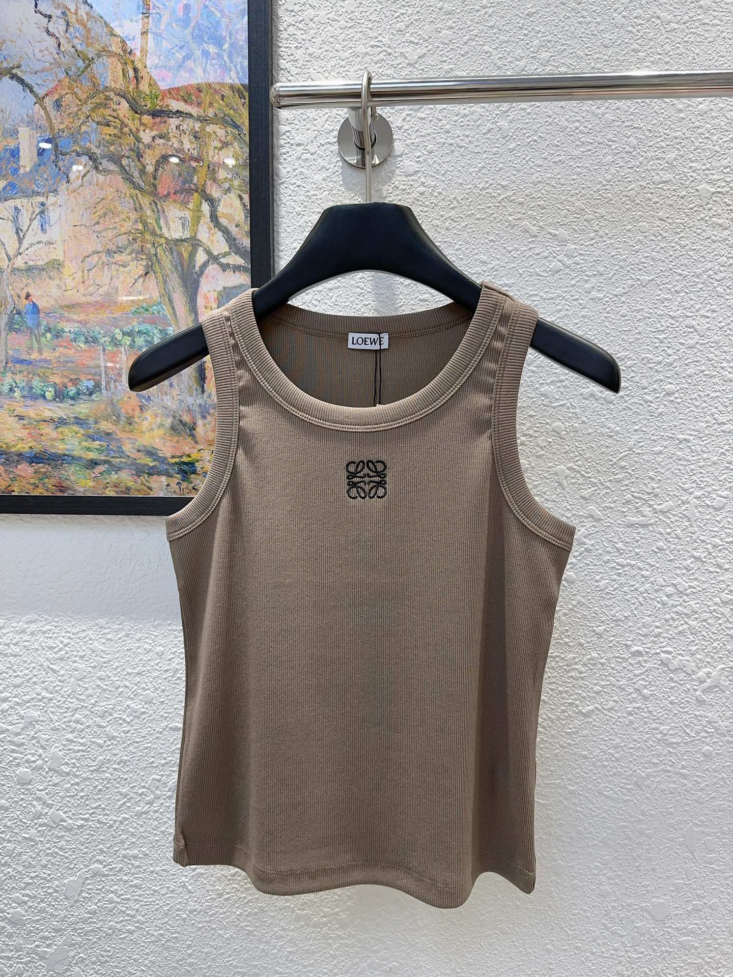 NO:417421,Loew's home!  Special counter model!  Custom fabric chest embroidered logo logo sleeveless round neck vest!  Complete three standards!  The quality is amazing!  Three colors!  S/M/L, shipped in stock!  (M size bust 70 length 48), loewe,alexander wang19860909Loew家！专柜款！定制面料胸口刺绣logo徽标无袖圆领背心！三标齐全！质量好到爆！三色！码数S/M/L,现货发！(M码胸围70衣长48),,loewe,alexander wang,Women's clothing