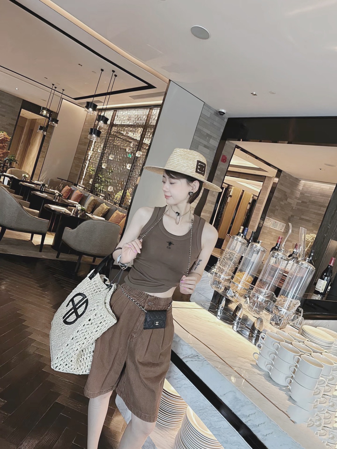 NO:417411,Dio* Di's home!  Higher version!  Chest embroidered letters logo bee pattern sleeveless vest!  Excellent quality!  Complete three standards!  Three colors!  S/M/L, shipped in stock!  (M size bust 70 length 48), dior, dior, alexander wang19860909Dio*迪家！高版本！胸口刺绣字母logo蜜蜂图案无袖背心！质量赞！三标齐全！三色！码数S/M/L,现货发！(M码胸围70衣长48),,dior,dior,alexander wang,Women's clothing