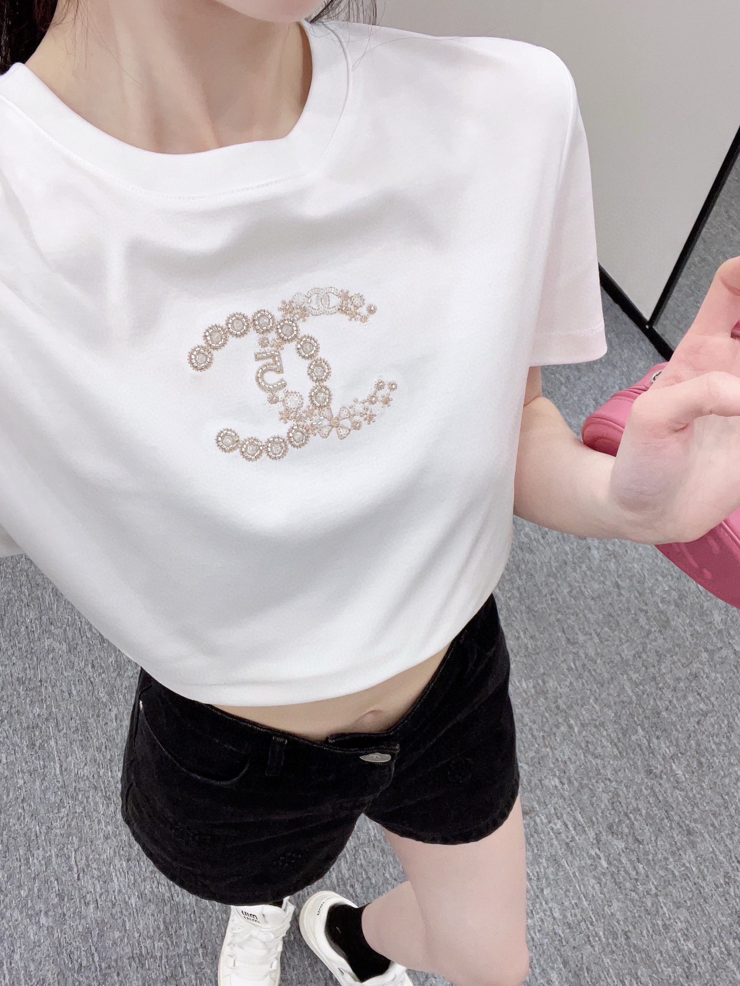 NO:321234,CC Xiaoxiang Home!  Higher version!  Heavy Industry Embroidery Beaded Double C Letter Logo Pattern Round-neck Mercerated Cotton Short-sleeved T-shirt!  Complete three standards!  Pink and white!  S/M/L, shipped in stock!  (M size bust 96 length 59), chanel, T-shirt,tees, t-shirt,alexander wang19860909CC小香家！高版本！重工刺绣钉珠双C字母logo图案圆领丝光棉短袖T恤！三标齐全！粉色白色！码数S/M/L,现货发！(M码胸围96衣长59),,chanel,T-shirt,tees，t-shirt,alexander wang,Women's clothing
