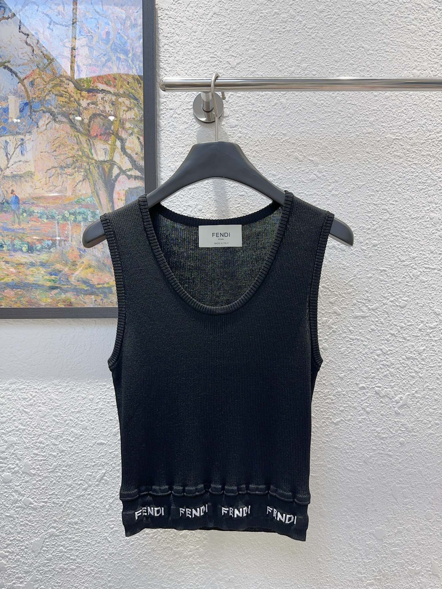 NO:417376,FF Home!  A versatile style!  Hem letter logo pattern jacquard and slim knitted sleeveless vest!  Black and white!  S/M/L, shipped in stock!  (M size bust 60 length 46), fendi,alexander wang19860909FF家！百搭款！下摆字母logo图案提花显瘦针织无袖背心！黑色白色！码数S/M/L,现货发！(M码胸围60衣长46),,fendi,alexander wang,Women's clothing