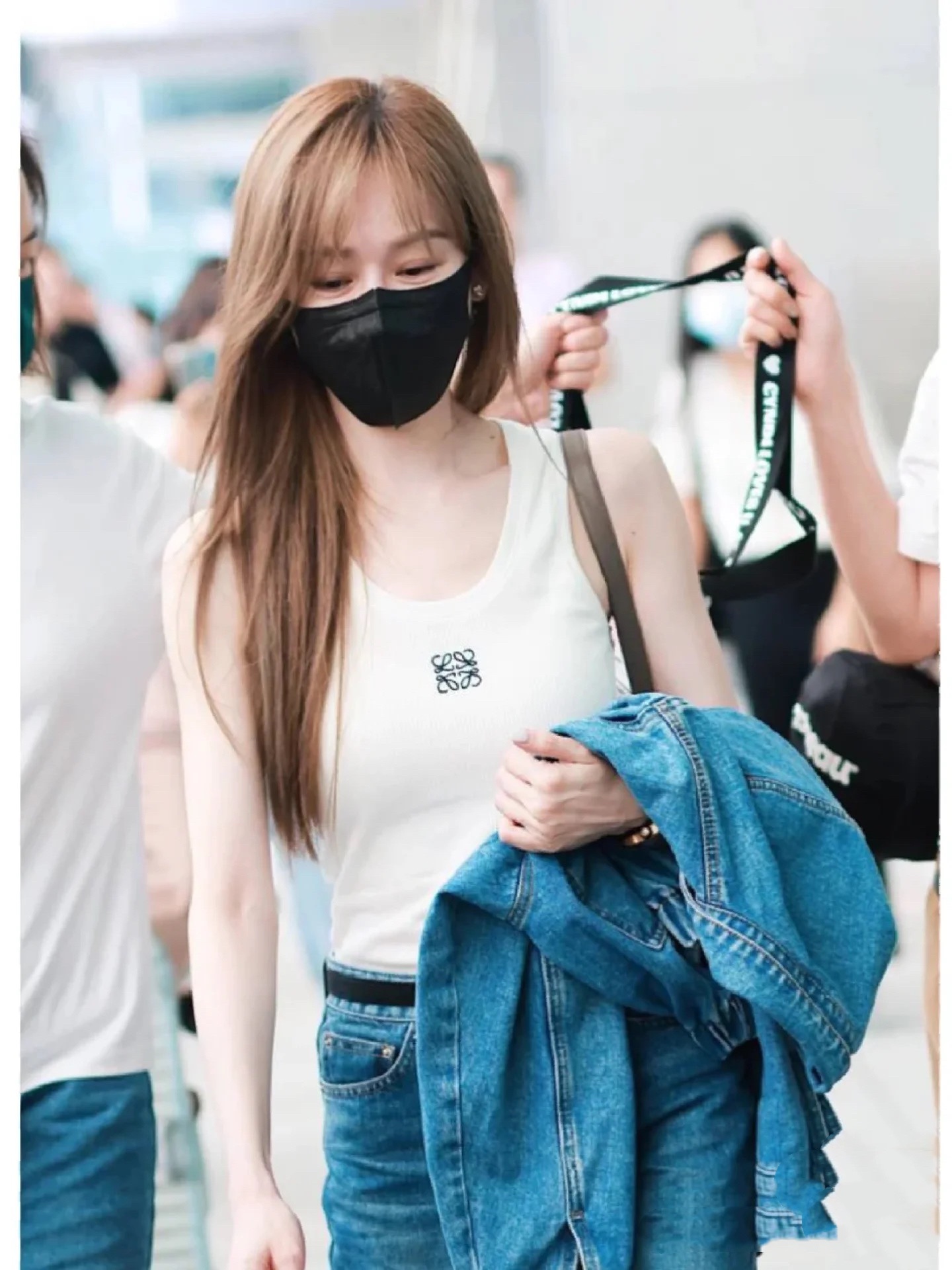 NO:417364,Loe's home!  The same style as Yang Mi and Wang Xinling!  Chest embroidered logo pattern round neck sleeveless knitted vest!  White and black!  S/M/L, shipped in stock!  (M size bust 62 length 46), loewe,alexander wang19860909Loe家！杨幂王心凌同款！胸口刺绣logo图案圆领无袖针织背心！白色黑色！码数S/M/L,现货发！(M码胸围62衣长46),,loewe,alexander wang,Women's clothing