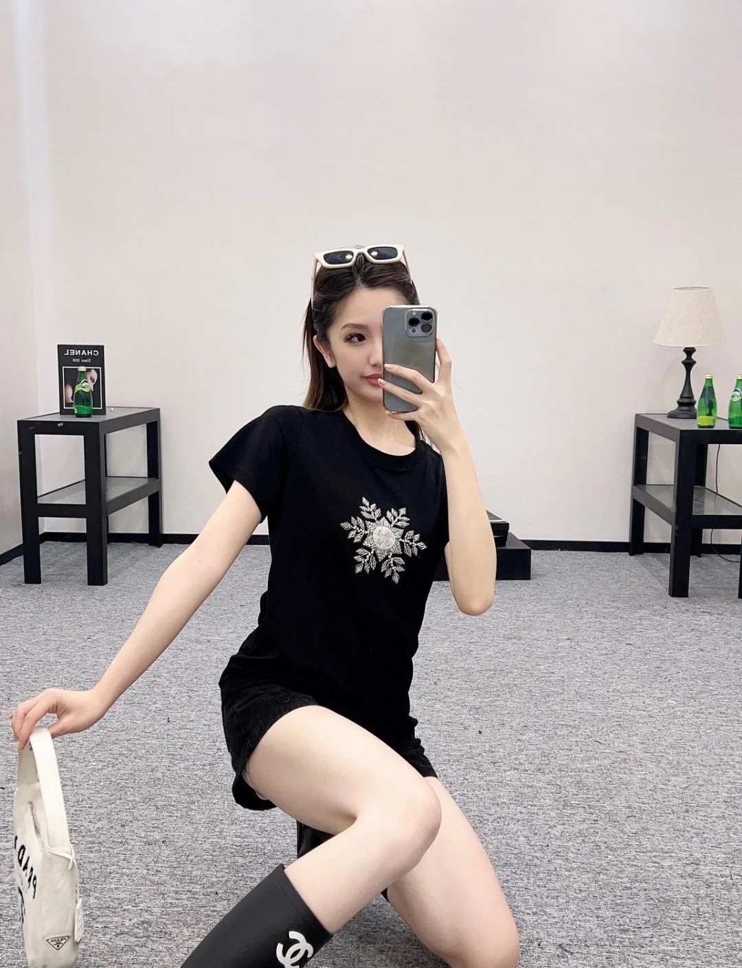 NO:325139,LvDonkey House!  Higher version!  Heavy industrial embroidery, pearls, snowflake letters logo pattern round neck short-sleeved T-shirt on the chest!  White and black!  S/M/L, shipped in stock!  (M size bust 96 length 59), louis vuitton,louis vuitton,louis vuitton,t-shirt,tees,t-shirt,alexander wang19860909Lv驴家！高版本！胸前重工刺绣钉珠雪花字母logo图案圆领短袖T恤！白色黑色！码数S/M/L,现货发！(M码胸围96衣长59),,louis vuitton,louis vuitton,louis vuitton,T-shirt,tees，t-shirt,alexander wang,Women's clothing