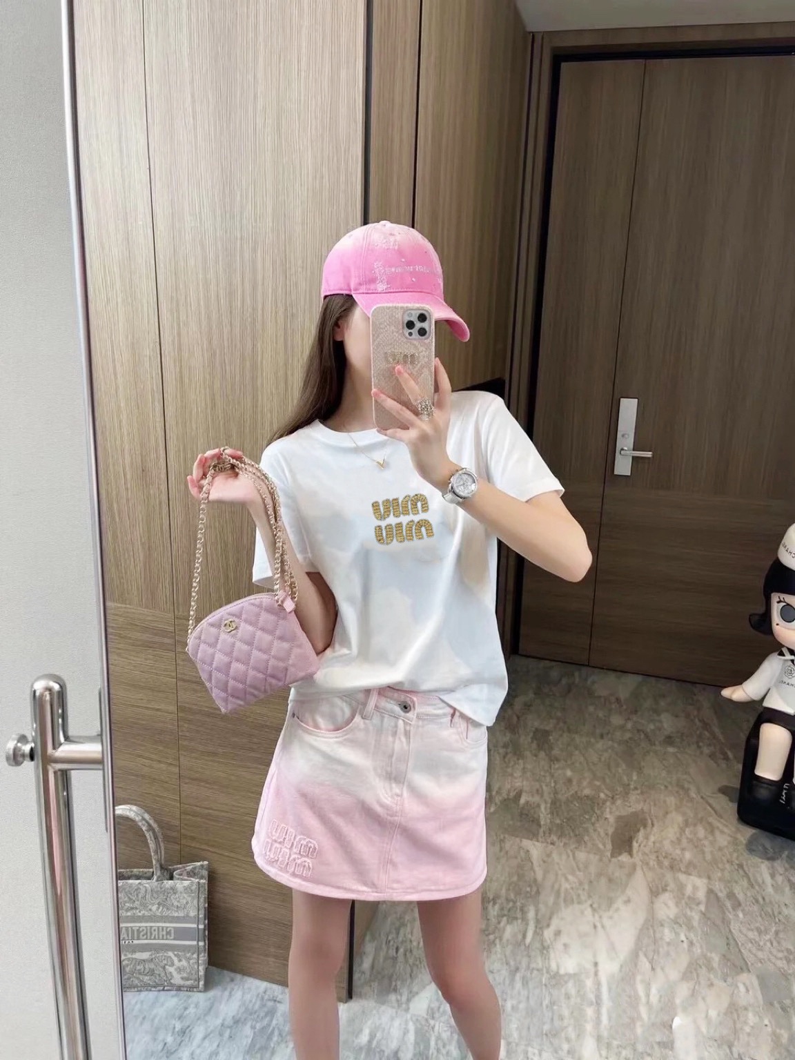 NO:325142,Miu Miu family!  Special counter model!  Heavy industrial embroidery nail drill sequin letter logo pattern round neck short-sleeved T-shirt on chest!  White and black!  S/M/L, shipped in stock!  (M size bust 94 length 60), miumiu, T-shirt,tees, t-shirt,alexander wang19860909Miu缪家！专柜款！胸前重工刺绣钉钻亮片字母logo图案圆领短袖T恤！白色黑色！码数S/M/L,现货发！(M码胸围94衣长60),,miumiu,T-shirt,tees，t-shirt,alexander wang,Women's clothing