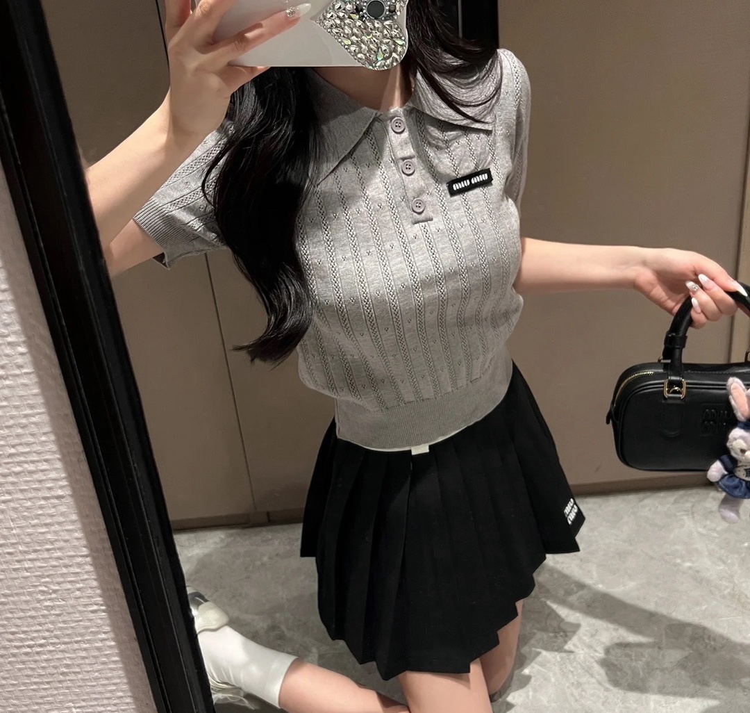 NO:578735,MiuMiaojia!  Counter style!  Chest letter logo pattern lapel hollow jacquard short-sleeved top!  All three standards are complete!  Three colors!  Size S/M/L, shipped from stock!  (S size bust 90, length 55),,miumiu,T-shirt,alexander wang19860909Miu缪家！专柜款！胸口字母logo图案翻领镂空提花短袖上衣！三标齐全！三色！码数S/M/L,现货发！(S码胸围90衣长55),,miumiu,T-shirt,alexander wang,Women's clothing