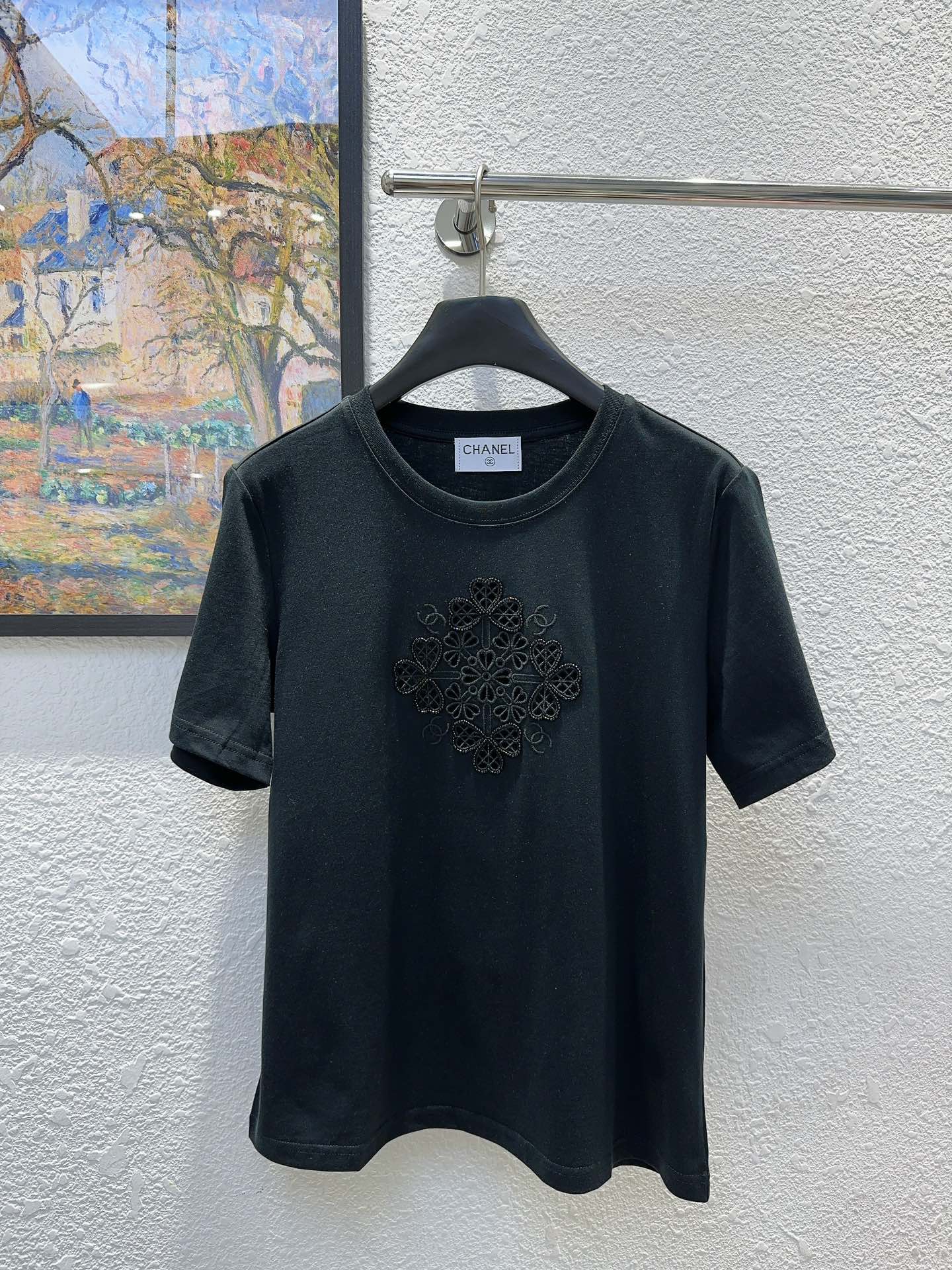 NO:325578,CC Xiaoxiang Home!  Higher version!  Chest heavy industry embroidered beads hollow double C letter logo pattern round neck short-sleeved T-shirt!  White and black!  S/M/L, shipped in stock!  (M size bust 96 length 59), chanel, T-shirt,tees, t-shirt,alexander wang19860909CC小香家！高版本！胸口重工刺绣钉珠镂空双C字母logo图案圆领短袖T恤！白色黑色！码数S/M/L,现货发！(M码胸围96衣长59),,chanel,T-shirt,tees，t-shirt,alexander wang,Women's clothing