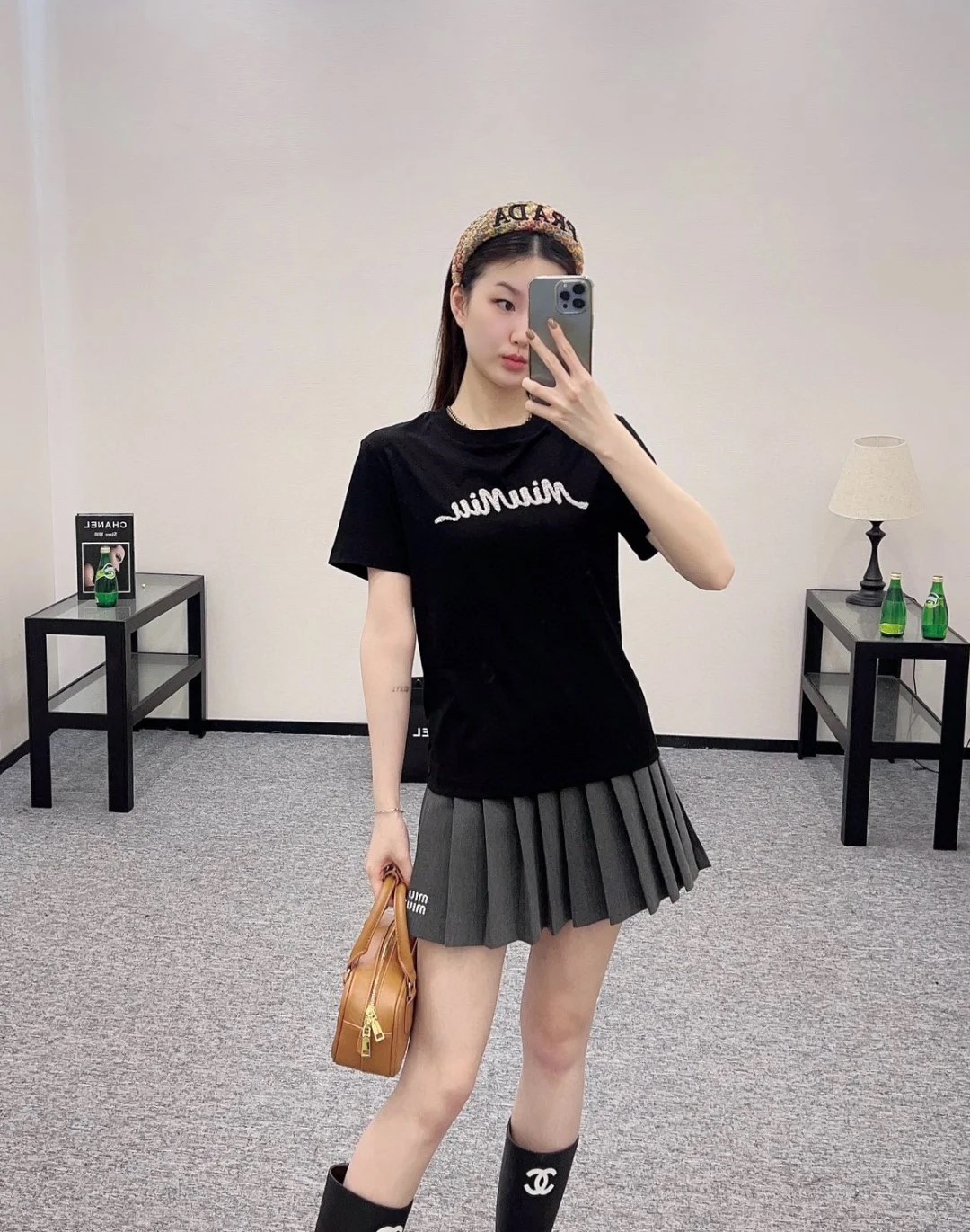 NO:325580,Miu Miu family!  It's so beautiful!  Embroidered colorful letter logo pattern round neck short-sleeved T-shirt on the chest!  White and black!  S/M/L, shipped in stock!  (M size bust 96 length 59), miumiu, T-shirt,tees, t-shirt,alexander wang19860909Miu缪家！美爆了！胸前刺绣彩色字母logo图案圆领短袖T恤！白色黑色！码数S/M/L,现货发！(M码胸围96衣长59),,miumiu,T-shirt,tees，t-shirt,alexander wang,Women's clothing