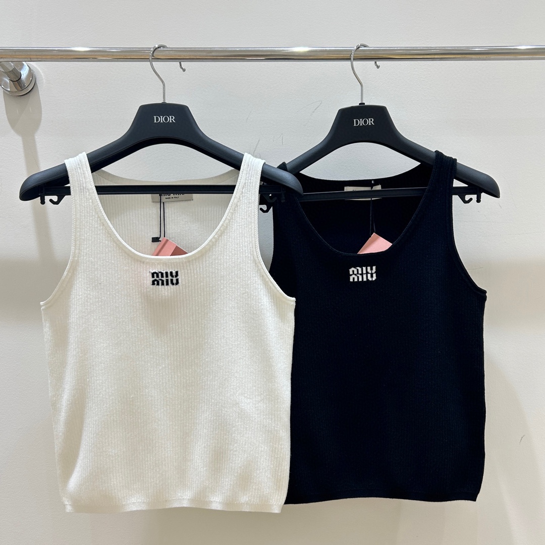 NO:326131,Miu Miu family!  Special counter model!  Chest letter logo pattern jacquard sleeveless vest top!  Excellent quality!  Complete three standards!  Two colors!  S/M/L, shipped in stock!  (M size bust 78 garment length 50), miumiu, alexander wang19860909Miu缪家！专柜款！胸口字母logo图案提花无袖背心上衣！质量赞！三标齐全！两色！码数S/M/L,现货发！(M码胸围78衣长50),,miumiu,alexander wang,Women's clothing