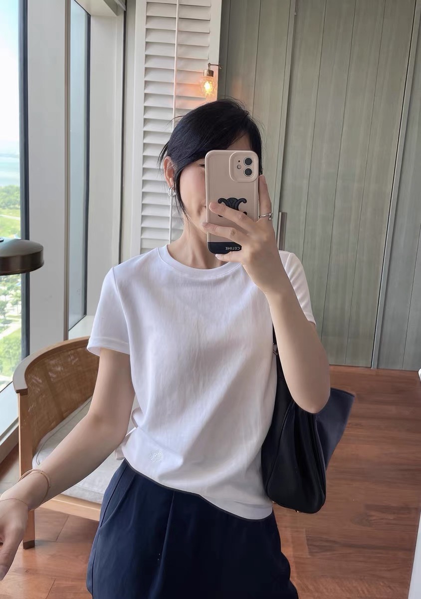 NO:891213,Lp home!  Counter style!  Customized double-sided 80-count mercerized cotton fabric!  Round neck short-sleeved T-shirt with small embroidered badge pattern on the waist!  All three standards are complete!  White black!  Size S/M/L, shipped from stock!  (M size bust 94, length 59),,loro piana,T-shirt,tees,t-shirt,19860909Lp家！专柜款！定制双面80支丝光棉面料！腰间刺绣小徽章图案圆领短袖T恤！三标齐全！白色黑色！码数S/M/L,现货发！(M码胸围94衣长59),,loro piana,T-shirt,tees，t-shirt,,Women's clothing