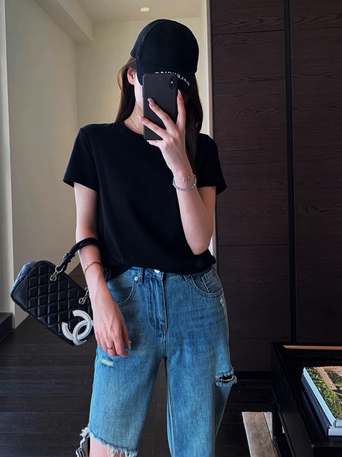 NO:628665,Lp home!  Counter style!  Customized double-sided 80-count mercerized cotton fabric!  Round neck short-sleeved T-shirt with small embroidered badge pattern on the waist!  All three standards are complete!  Three colors!  Size S/M/L, shipped from stock!  (M size bust 94, length 59),,loro piana,T-shirt,tees,t-shirt,alexander wang19860909Lp家！专柜款！定制双面80支丝光棉面料！腰间刺绣小徽章图案圆领短袖T恤！三标齐全！三色！码数S/M/L,现货发！(M码胸围94衣长59),,loro piana,T-shirt,tees，t-shirt,alexander wang,Women's clothing