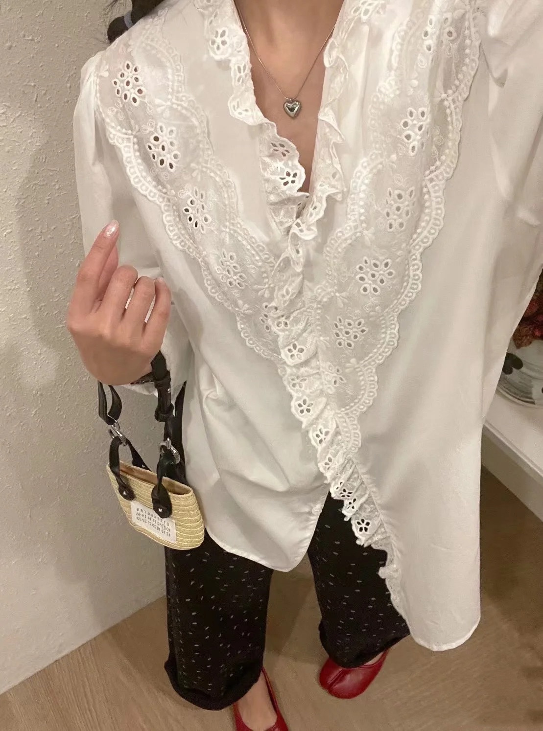 NO:326816,Zimmer's home!  Fairy style!  Heavy Industry Embroidery Water-soluble Hollow Lace Collar White Long Sleeve Shirt!  It's so beautiful!  S/M/L, shipped in stock!  (M size bust 110 length 69-73),,shirts,alexander wang19860909Zimmer家！仙女款！重工刺绣水溶镂空花边领白色长袖衬衫！美爆了！码数S/M/L,现货发！(M码胸围110衣长69-73),,shirts,alexander wang,Women's clothing