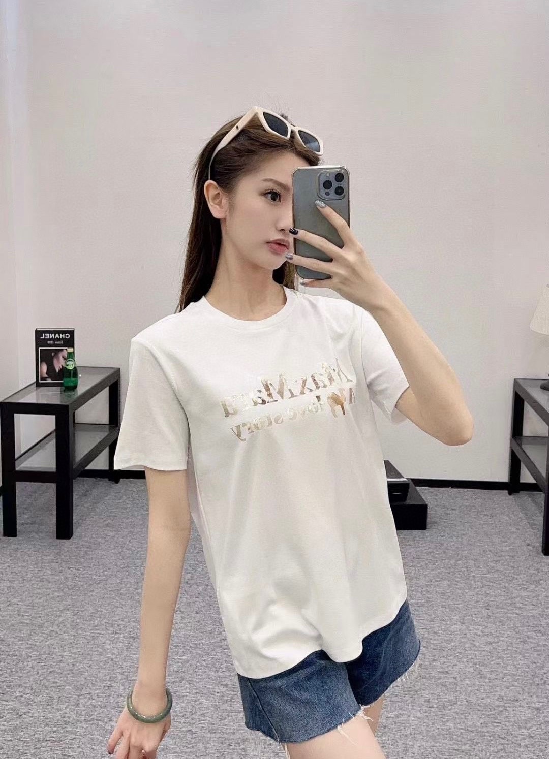 NO:910508,Max’s house!  Counter style!  Round neck mercerized cotton short-sleeved T-shirt with gold-plated letter logo pattern printed on the chest!  All three standards are complete!  Two colors!  Size S/M/L, shipped from stock!  (M size bust 94, length 61),, T-shirt, tees, t-shirt,19860909Max家！专柜款！胸前烫金字母logo图案印花圆领丝光棉短袖T恤！三标齐全！两色！码数S/M/L,现货发！(M码胸围94衣长61),,T-shirt,tees，t-shirt,,Women's clothing