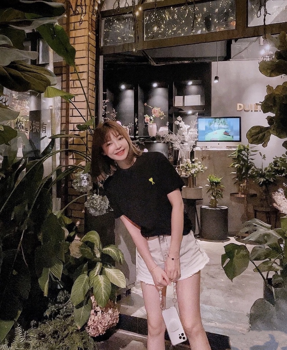 NO:420561,Ami Home!  Special counter model!  Chest embroidered love letter pattern round neck mercerated cotton short-sleeved T-shirt!  Complete three standards!  Two colors!  S/M/L, shipped in stock!  (M size bust 94 length 61), T-shirt,tees,t-shirt,alexander wang19860909Ami家！专柜款！胸口刺绣爱心字母图案圆领丝光棉短袖T恤！三标齐全！两色！码数S/M/L,现货发！(M码胸围94衣长61),,T-shirt,tees，t-shirt,alexander wang,Women's clothing