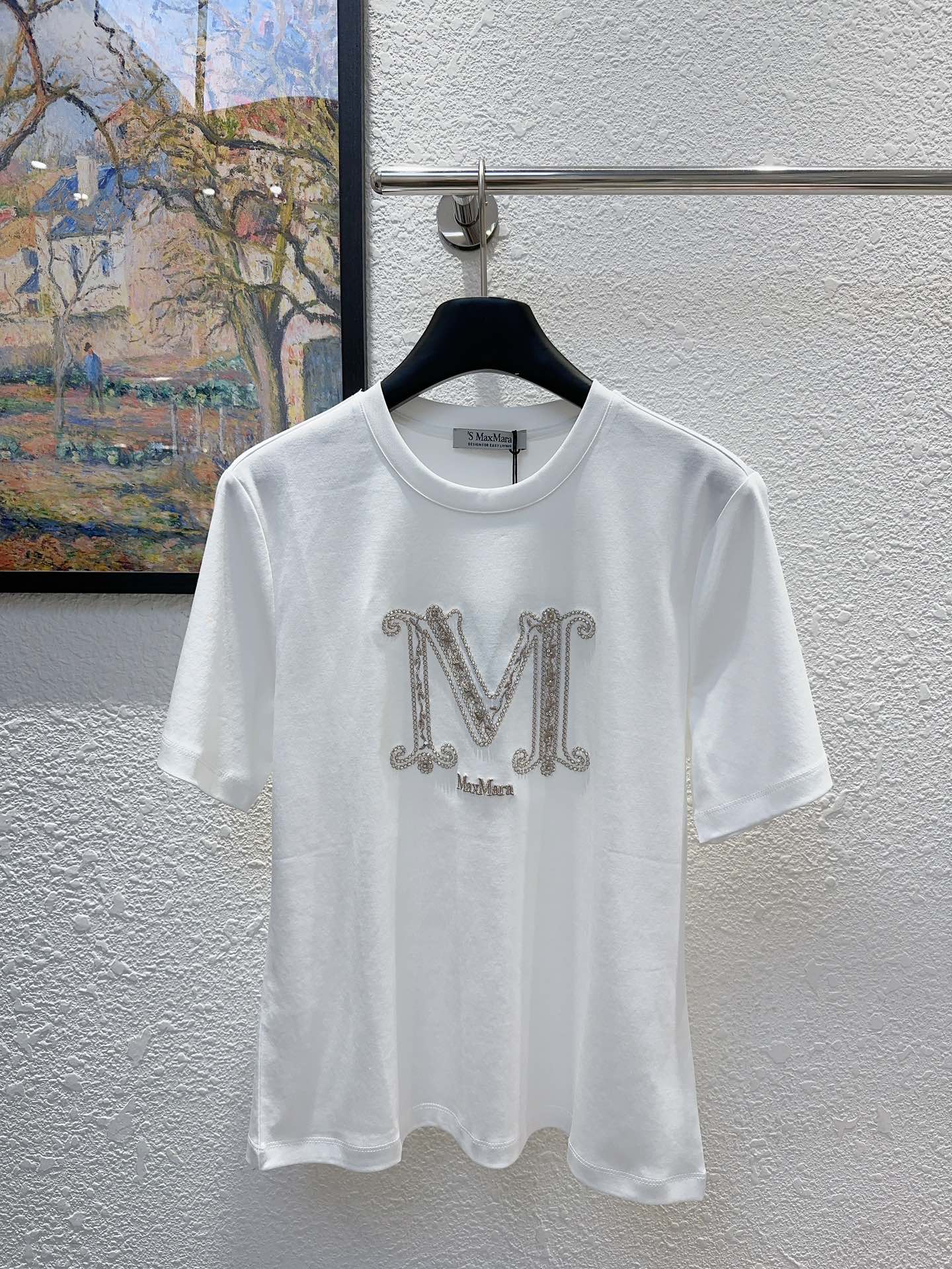 NO:797450,Max’s house!  Counter style!  Round neck mercerized cotton short-sleeved T-shirt with heavily embroidered beading, sequined letters and logo pattern on the chest!  All three standards are complete!  Two colors!  Size S/M/L, shipped from stock!  (M size bust 96, length 60),, T-shirt, tees, t-shirt,19860909Max家！专柜款！胸前重工刺绣钉珠亮片字母logo图案圆领丝光棉短袖T恤！三标齐全！两色！码数S/M/L,现货发！(M码胸围96衣长60),,T-shirt,tees，t-shirt,,Women's clothing