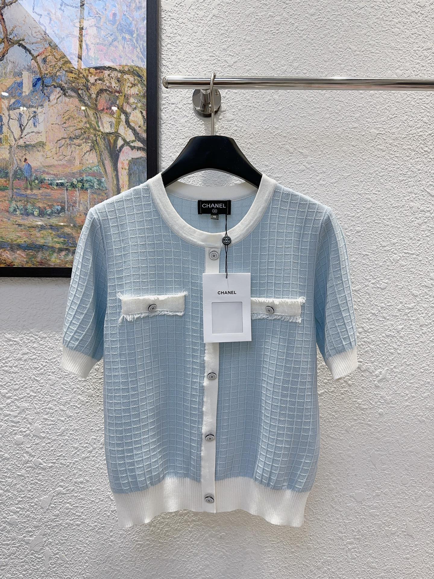 NO:328861,CC Xiaoxiang Home!  Higher version!  Customized double C letter logo buttons and decorate the round neck short-sleeved knitted top with pocket!  So beautiful!  Two colors!  Number of codes 36/38/40, shipped in stock!  (40 size bust 88 length 52), chanel, T-shirt, alexander wang19860909CC小香家！高版本！定制双C字母logo纽扣就去口袋装饰圆领短袖针织上衣！太美了！两色！码数36/38/40,现货发！(40码胸围88衣长52),,chanel,T-shirt,alexander wang,Women's clothing