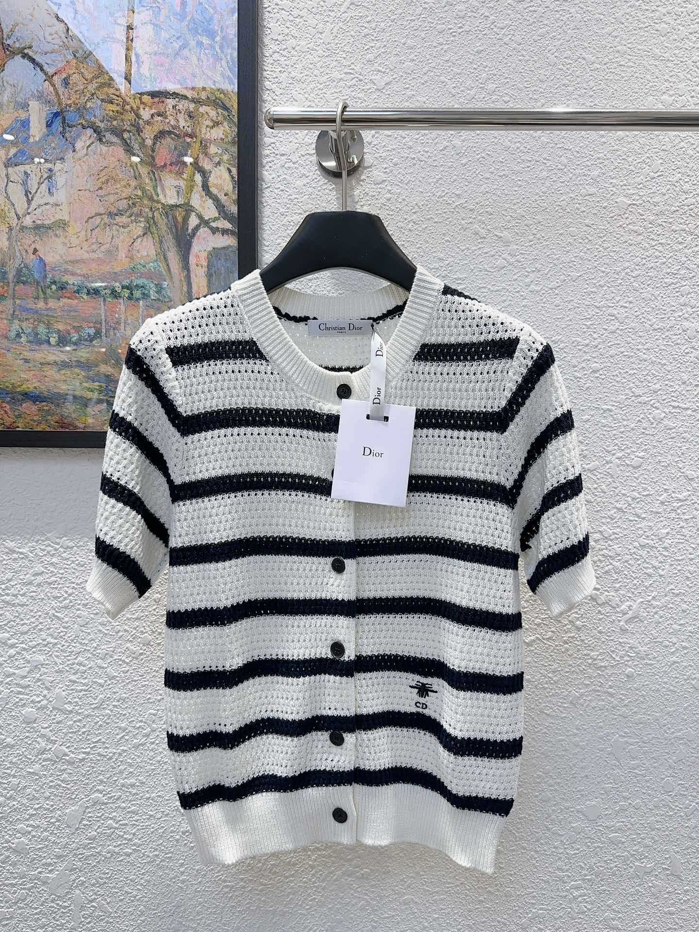 NO:328864,Dio* Di's home!  Higher version!  Excellent quality!  Custom letter button waist embroidered bee logo pattern round neck short-sleeved striped knit cardigan!  Complete three standards!  Two colors!  Number of codes 36/38/40, shipped in stock!  (38 size bust 82 length 52) elastic, dior, dior, T-shirt, alexander wang19860909Dio*迪家！高版本！质量赞！定制字母纽扣腰间刺绣蜜蜂logo图案圆领短袖条纹针织开衫！三标齐全！两色！码数36/38/40,现货发！(38码胸围82衣长52)有弹力,,dior,dior,T-shirt,alexander wang,Women's clothing