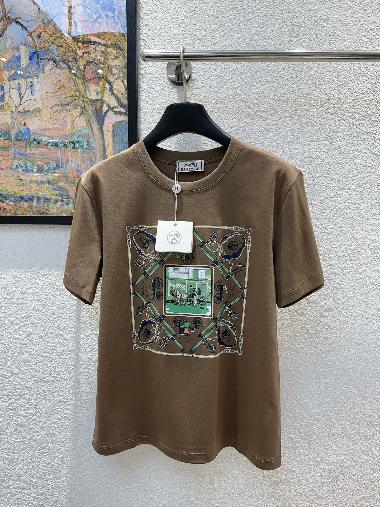 NO:715661,Herme's house!  Counter style!  Customized double-sided mercerized cotton fabric round neck short-sleeved T-shirt with classic carriage pattern print on the chest!  All three standards are complete!  Two colors!  Size M/L/XL, ready for shipment!  (L size bust 94, length 59),,hermes,T-shirt,tees,t-shirt,19860909Herme家！专柜款！定制双面丝光棉面料胸前经典马车图案印花圆领短袖T恤！三标齐全！两色！码数M/L/XL,现货发！(L码胸围94衣长59),,hermes,T-shirt,tees，t-shirt,,Women's clothing