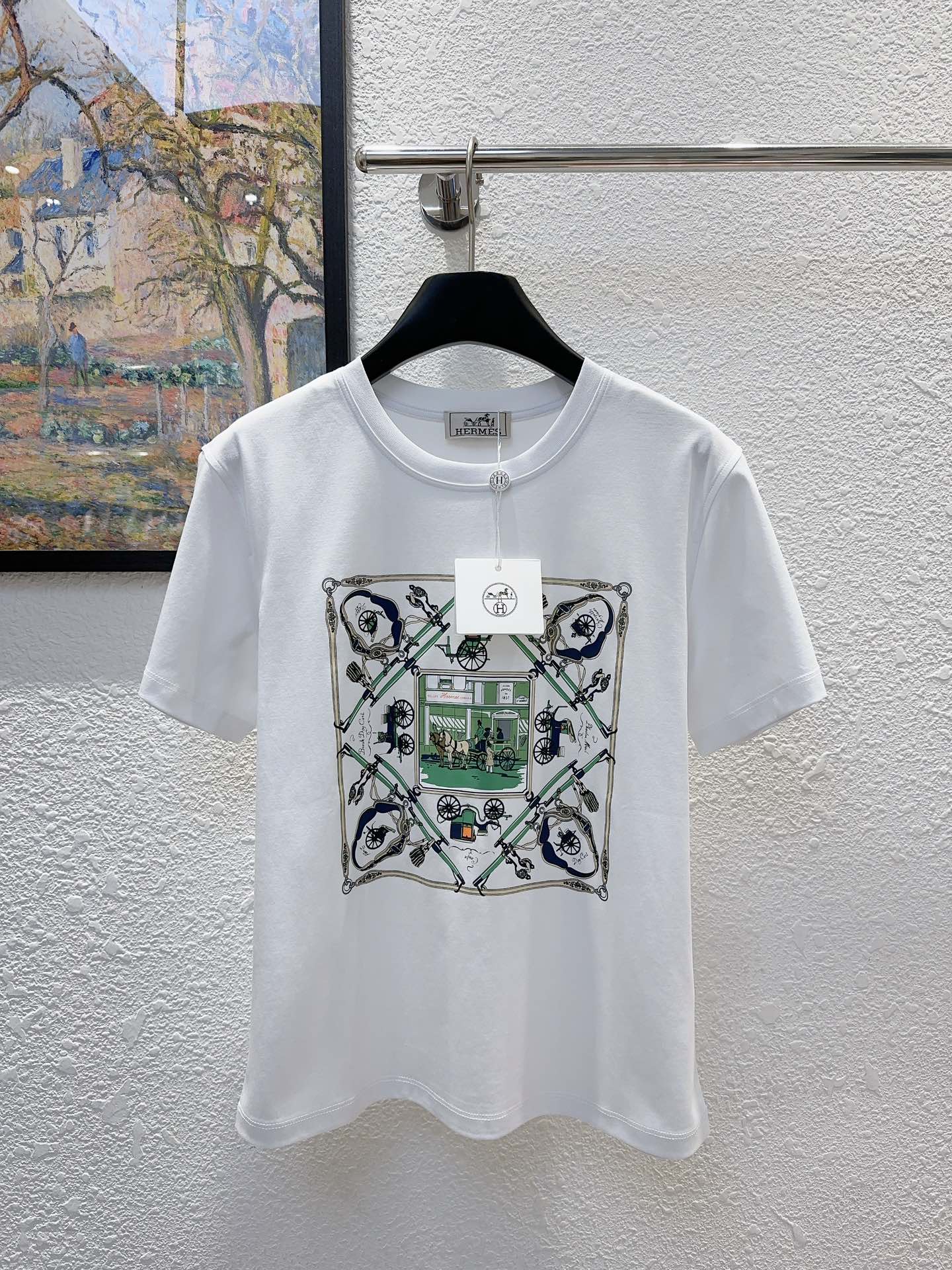 NO:715664,Herme's house!  Counter style!  Customized double-sided mercerized cotton fabric round neck short-sleeved T-shirt with classic carriage pattern print on the chest!  All three standards are complete!  Two colors!  Size M/L/XL/XXL, shipped from stock!  (L size bust 94, length 59),,hermes,T-shirt,tees,t-shirt,19860909Herme家！专柜款！定制双面丝光棉面料胸前经典马车图案印花圆领短袖T恤！三标齐全！两色！码数M/L/XL/XXL,现货发！(L码胸围94衣长59),,hermes,T-shirt,tees，t-shirt,,Women's clothing