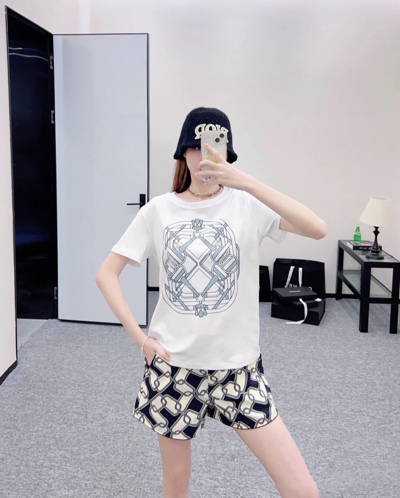 NO:717519,Herme's house!  Counter style!  Round neck double-sided mercerized cotton short-sleeved T-shirt with classic logo pattern printed on the chest!  All three standards are complete!  Two colors!  Size M/L/XL, ready for shipment!  (L size bust 94, length 59),,hermes,T-shirt,tees,t-shirt,19860909Herme家！专柜款！胸前经典logo图案印花圆领双面丝光棉短袖T恤！三标齐全！两色！码数M/L/XL,现货发！(L码胸围94衣长59),,hermes,T-shirt,tees，t-shirt,,Women's clothing