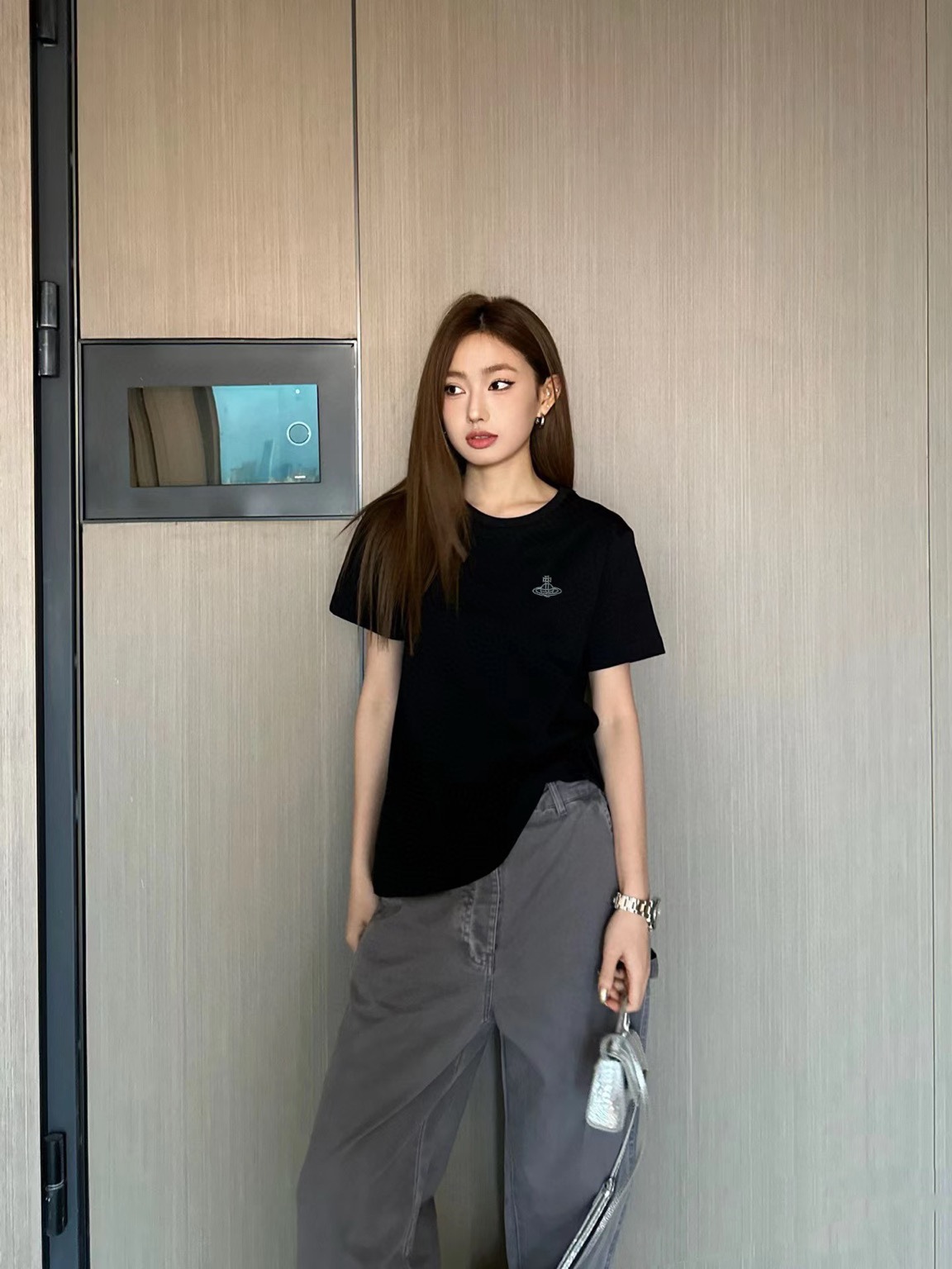 NO:420556,Queen Mother Vivienne!  Higher version!  Chest with a hot diamond Saturn pattern round neck mercerated cotton short-sleeved T-shirt!  Excellent quality!  Complete three standards!  Two colors!  S/M/L, shipped in stock!  (M size bust 96 60 garment length), T-shirt,tees,t-shirt,alexander wang19860909Vivienne西太后！高版本！胸口 烫钻土星图案圆领丝光棉短袖T恤！质量赞！三标齐全！两色！码数S/M/L,现货发！(M码胸围96衣长60),,T-shirt,tees，t-shirt,alexander wang,Women's clothing