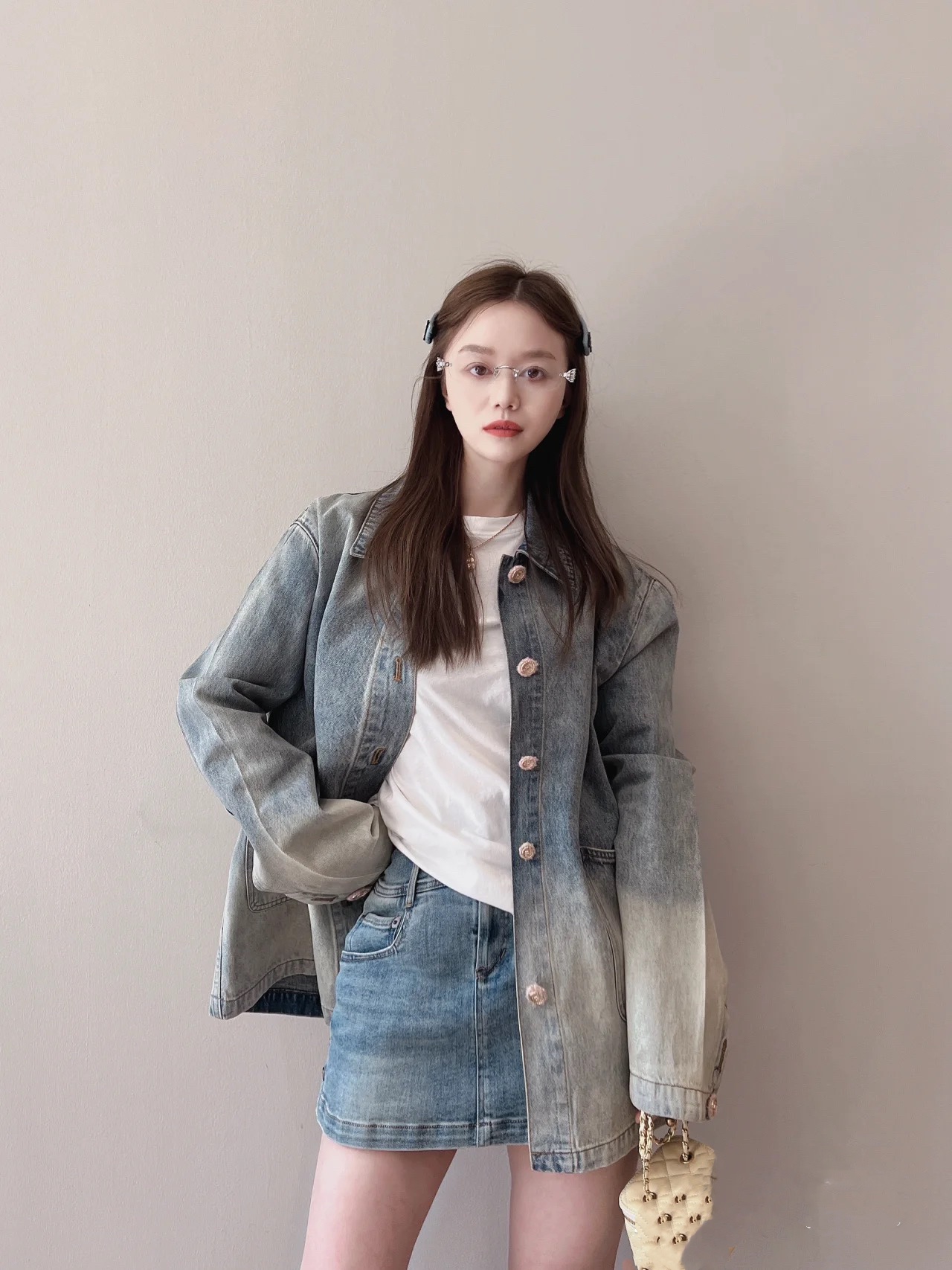 NO:608579,CC Xiaoxiang’s house!  Counter style!  High version!  Heavy-duty distressed washed custom double C logo button lapel denim jacket!  Code number 36/38/40, ready for delivery!  (size 38, bust 118, length 69),,chanel,jackets & coats,alexander wang19860909CC小香家！专柜款！高版本！重工做旧洗水定制双C logo纽扣翻领牛仔外套！码数36/38/40,现货发！(38码胸围118衣长69),,chanel,jackets & coats,alexander wang,Women's clothing