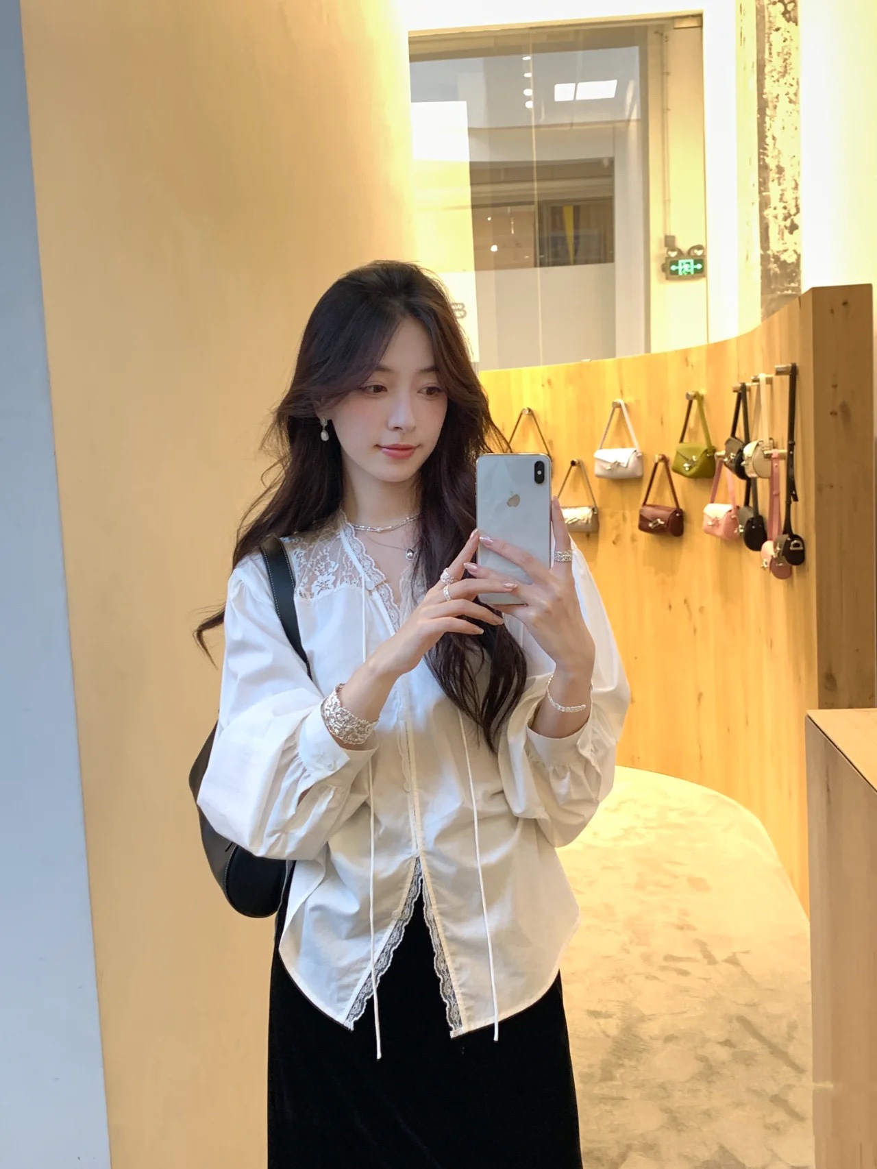 NO:326819,Eram Home!  It's so beautiful!  Necklace spliced ​​V-neck single-breasted lace-up long-sleeved shirt!  Awesome!  S/M/L, shipped in stock!  (M size bust 110 length 65-69),shirts,alexander wang19860909Eram家！美爆了！领口蕾丝拼接V领单排扣系带长袖衬衫！超赞！码数S/M/L,现货发！(M码胸围110衣长65-69),,shirts,alexander wang,Women's clothing