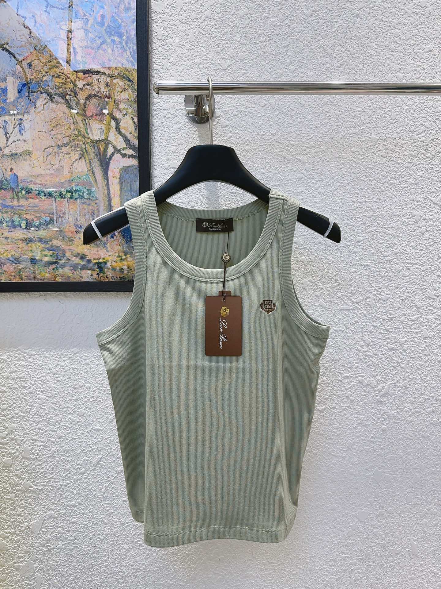 NO:417366,Lp home!  Higher version!  Custom fabrics!  Excellent feel!  Chest embroidered badge pattern sleeveless vest top!  Complete three standards!  Four colors!  S/M/L, shipped in stock!  (M size bust 76 length 49), loro piana, alexander wang19860909Lp家！高版本！定制面料！手感超赞！胸口刺绣徽章图案无袖背心上衣！三标齐全！四色！码数S/M/L,现货发！(M码胸围76衣长49),,loro piana,alexander wang,Women's clothing