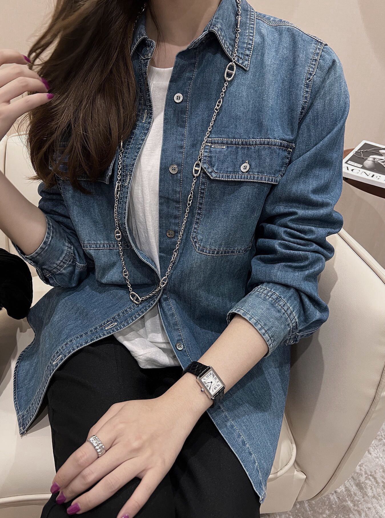 NO:326831,Miu's home!  Higher version!  Customized shell buttons with two pocket lapels on the chest with an old denim shirt!  S/M/L, shipped in stock!  (M size bust 100 garment length 69), miumiu, alexander wang19860909Miu家！高版本！定制贝壳纽扣胸前两口袋翻领做旧牛仔衬衣！码数S/M/L,现货发！(M码胸围100衣长69),,miumiu,alexander wang,Women's clothing