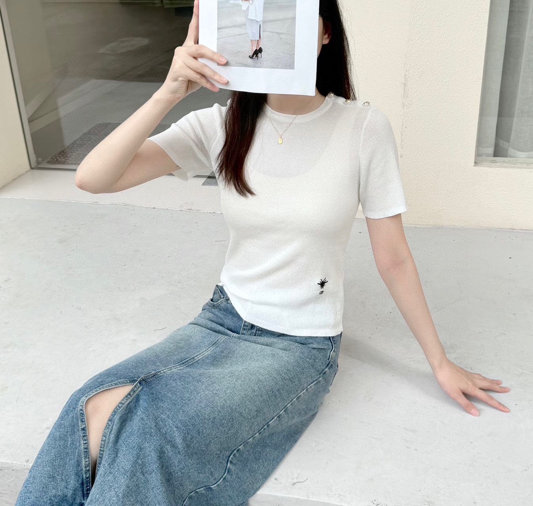 NO:330619,Dio* Home!  Higher version!  Customized letters, pearl buttons, waist embroidered bee logo pattern to make you look slim round neck top!  All three standards!  Number of codes 36/38/40, shipped in stock!  (38 size bust 74 length 53)23,,dior,alexander wang19860909Dio*家！高版本！肩部定制字母珍珠纽扣腰间刺绣蜜蜂logo图案显瘦圆领上衣！三标全！码数36/38/40,现货发！(38码胸围74衣长53)23,,dior,alexander wang,Women's clothing