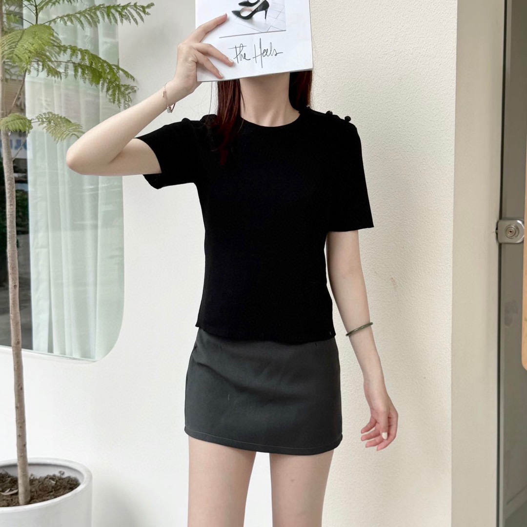 NO:330622,Dio* Home!  Higher version!  Customized letters, pearl buttons, waist embroidered bee logo pattern to make you look slim round neck top!  All three standards!  Number of codes 36/38/40, shipped in stock!  (38 size bust 74 length 53), dior,alexander wang19860909Dio*家！高版本！肩部定制字母珍珠纽扣腰间刺绣蜜蜂logo图案显瘦圆领上衣！三标全！码数36/38/40,现货发！(38码胸围74衣长53),,dior,alexander wang,Women's clothing