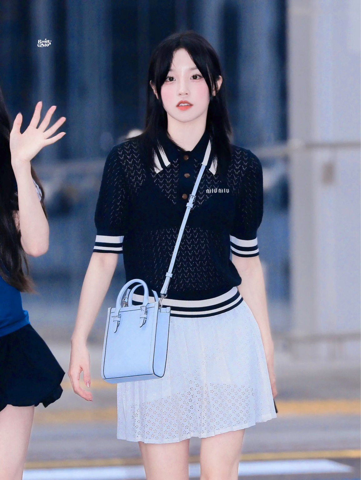 NO:330627,Miu Miu family!  Higher version!  Customized letter button chest logo pattern jacquard lapel contrast knitted short-sleeved top!  Complete three standards!  White and blue!  Number of codes 36/38/40, shipped in stock!  (40 size bust 90 length 54), miumiu, T-shirt, alexander wang19860909Miu缪家！高版本！定制字母纽扣胸口logo图案提花翻领撞色针织短袖上衣！三标齐全！白色蓝色！码数36/38/40,现货发！(40码胸围90衣长54),,miumiu,T-shirt,alexander wang,Women's clothing