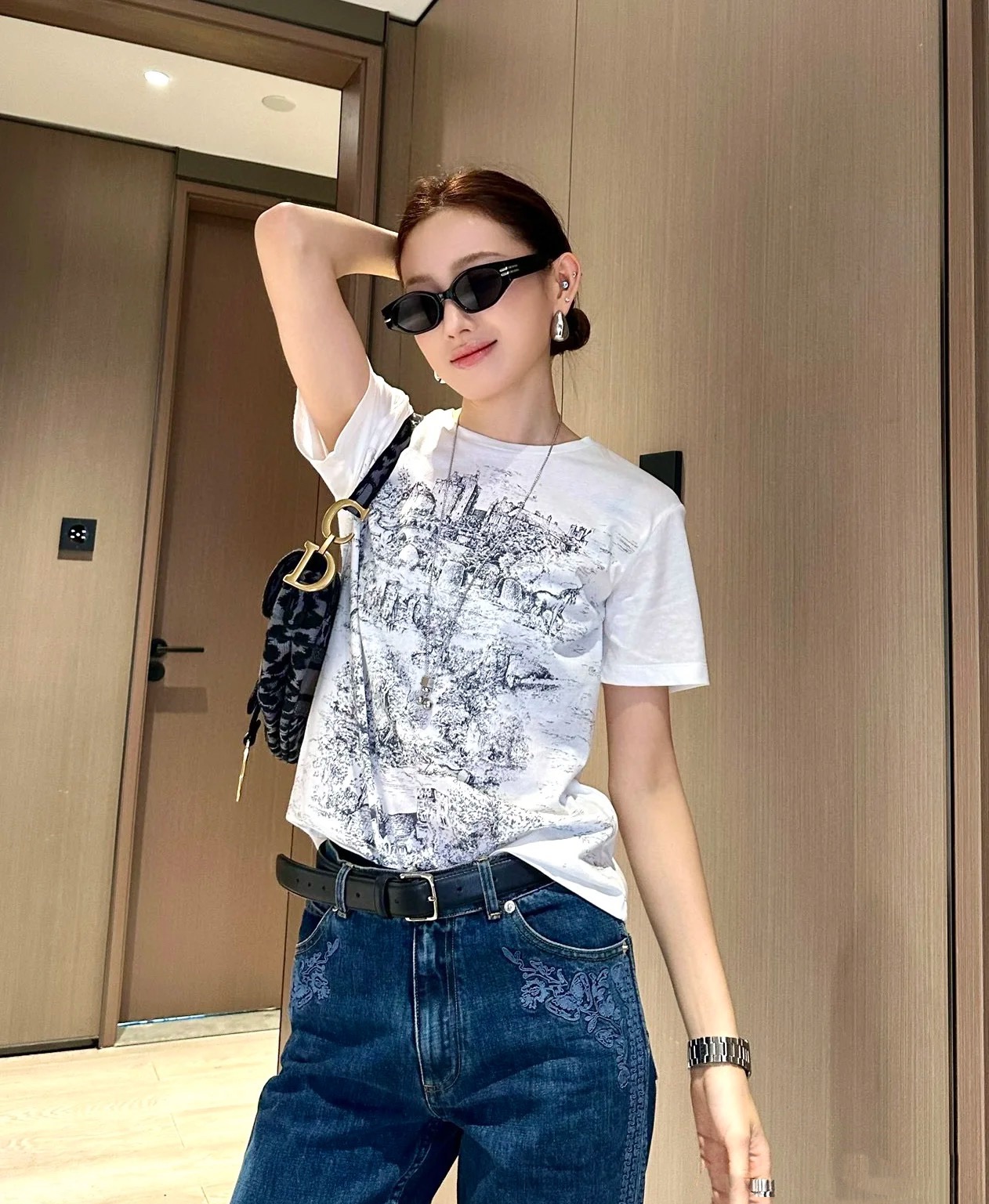 NO:331204,Dio* Di's home!  Special counter model!  Higher version!  Animal ink pattern printed on chest with letters logo on waist, bee round neck short-sleeved T-shirt on back!  Complete three standards!  Two colors!  S/M/L, shipped in stock!  (M size bust 96 length 60), dior,dior,t-shirt,tees,t-shirt,alexander wang19860909Dio*迪家！专柜款！高版本！胸前动物水墨图案印花腰间字母logo后背蜜蜂圆领短袖T恤！三标齐全！两色！码数S/M/L,现货发！(M码胸围96衣长60),,dior,dior,T-shirt,tees，t-shirt,alexander wang,Women's clothing