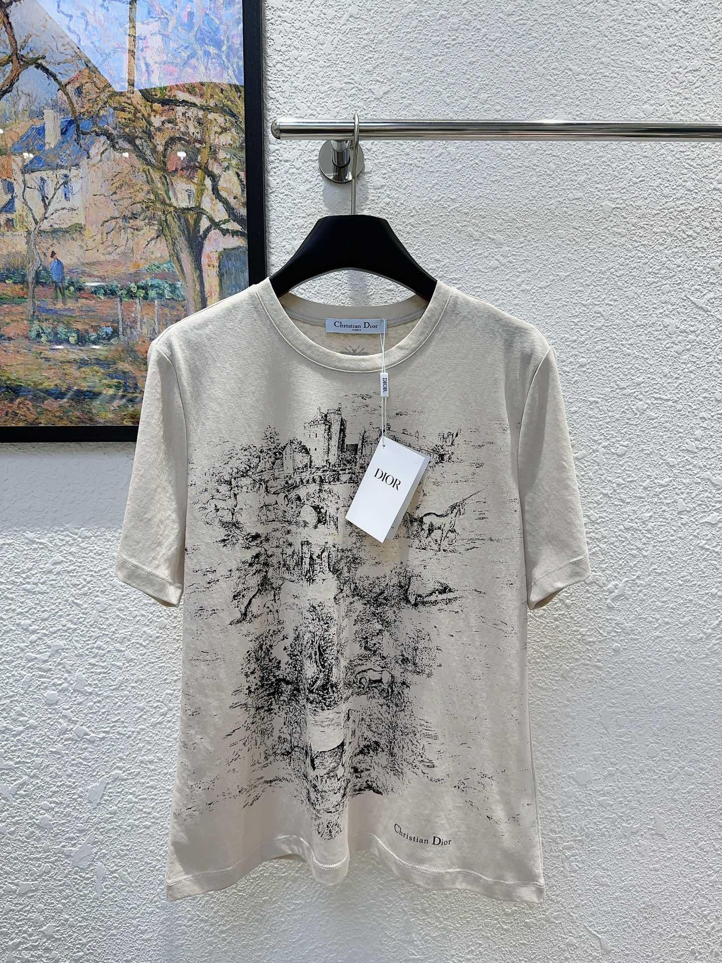 NO:420563,Dio* Di's home!  Special counter model!  Higher version!  Animal ink pattern printed on chest with letters logo on waist, bee round neck short-sleeved T-shirt on back!  Complete three standards!  Two colors!  S/M/L, shipped in stock!  (M size bust 96 length 60), dior,dior,t-shirt,tees,t-shirt,alexander wang19860909Dio*迪家！专柜款！高版本！胸前动物水墨图案印花腰间字母logo后背蜜蜂圆领短袖T恤！三标齐全！两色！码数S/M/L,现货发！(M码胸围96衣长60),,dior,dior,T-shirt,tees，t-shirt,alexander wang,Women's clothing