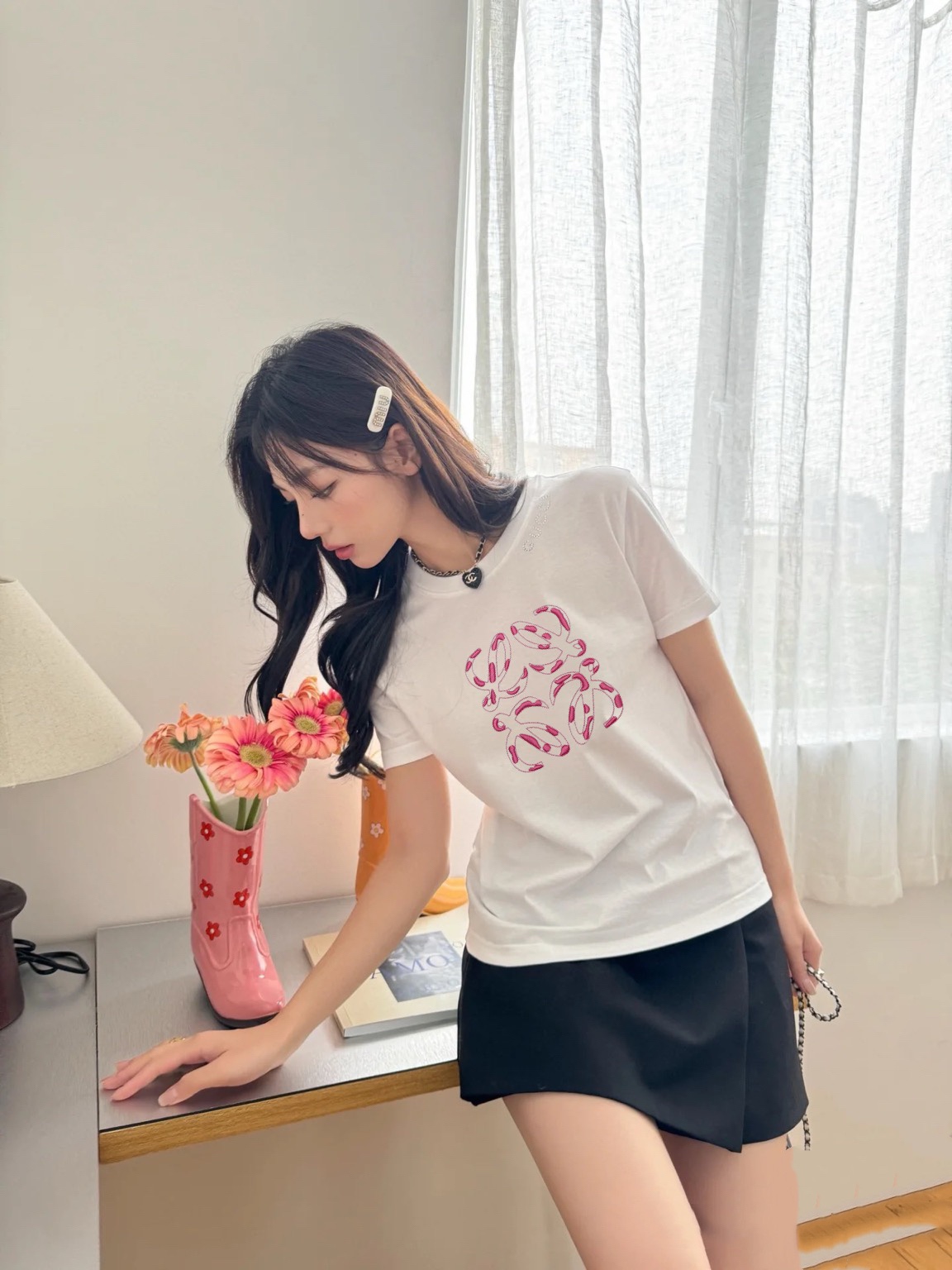 NO:420577,Loe Luo Yiwei!  Higher version!  Customized 80 double-sided mercerated cotton fabric with three-dimensional embroidered logo pattern round neck short-sleeved T-shirt!  Complete three standards!  Two colors!  S/M/L/XL, shipped in stock!  (M size bust 92 length 59), loewe,loewe,t-shirt,tees,t-shirt,alexander wang19860909Loe罗意威！高版本！定制80支双面丝光棉面料胸前立体刺绣logo图案圆领短袖T恤！三标齐全！两色！码数S/M/L/XL,现货发！(M码胸围92衣长59),,loewe,loewe,T-shirt,tees，t-shirt,alexander wang,Women's clothing