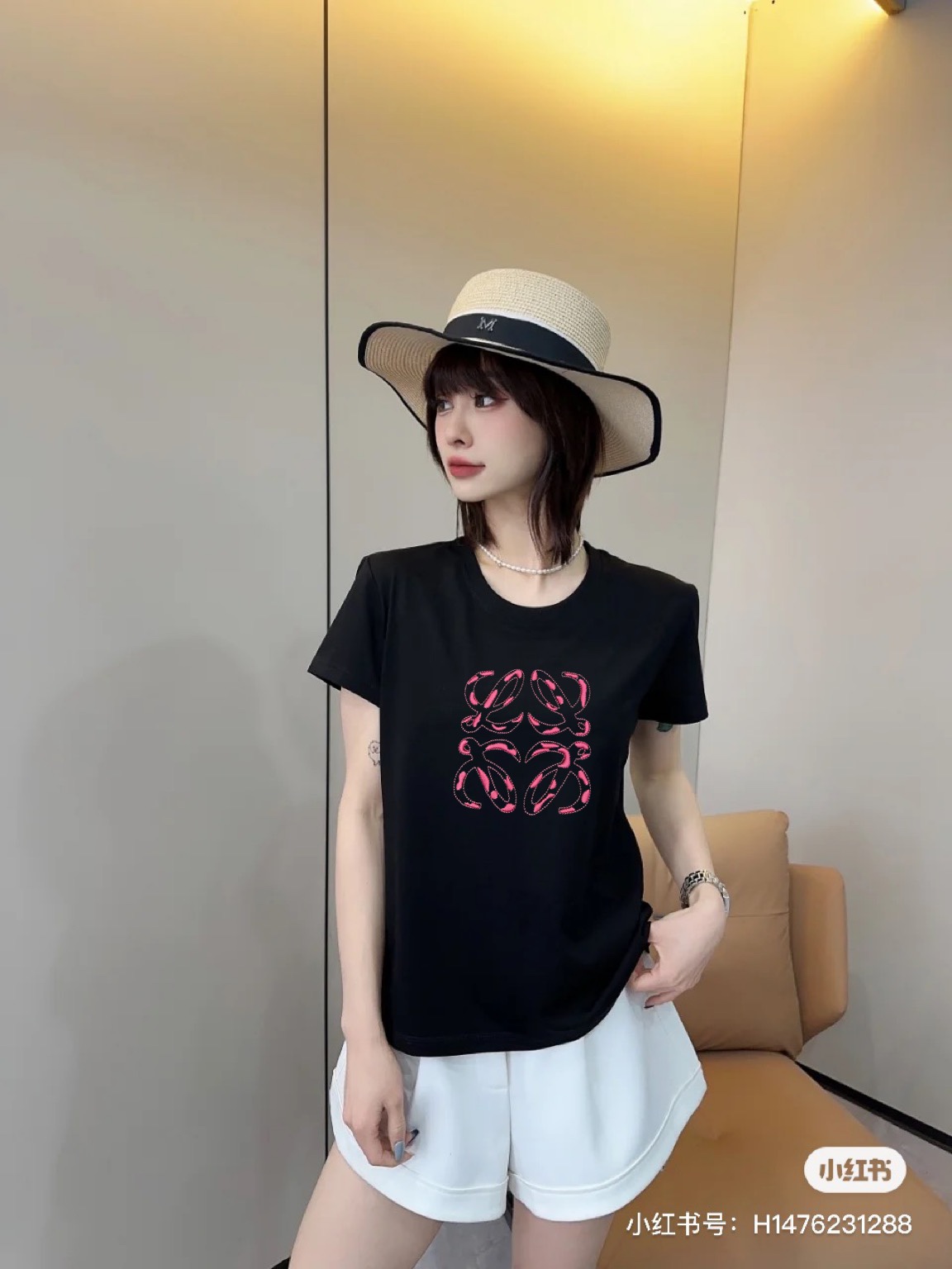 NO:331210,Loe Luo Yiwei!  Higher version!  Customized 80 double-sided mercerated cotton fabric with three-dimensional embroidered logo pattern round neck short-sleeved T-shirt!  Complete three standards!  Two colors!  S/M/L/XL, shipped in stock!  (M size bust 92 length 59), loewe,loewe,t-shirt,tees,t-shirt,alexander wang19860909Loe罗意威！高版本！定制80支双面丝光棉面料胸前立体刺绣logo图案圆领短袖T恤！三标齐全！两色！码数S/M/L/XL,现货发！(M码胸围92衣长59),,loewe,loewe,T-shirt,tees，t-shirt,alexander wang,Women's clothing