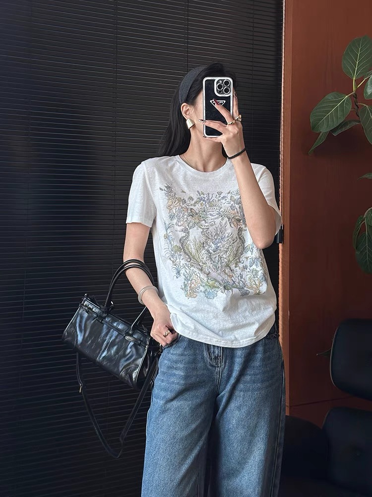 NO:420580,Dio* Home!  Special counter model!  Letter logo on the chest with colorful plant and floral pattern printed back neck bee pattern round neck short-sleeved T-shirt!  Complete three standards!  S/M/L, shipped in stock!  (M size bust 96 length 60),dior,T-shirt,tees,t-shirt,alexander wang19860909Dio*家！专柜款！胸前字母logo彩色植物花卉图案印花后领口蜜蜂图案圆领短袖T恤！三标齐全！码数S/M/L,现货发！(M码胸围96衣长60),,dior,T-shirt,tees，t-shirt,alexander wang,Women's clothing