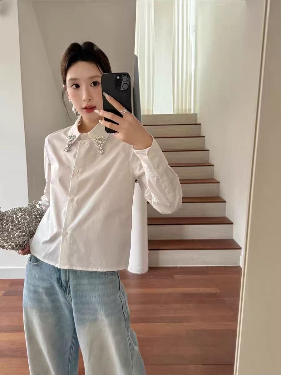 NO:713009,Pra Pujia!  Counter style!  High version!  Long-sleeved short shirt with heavy embroidery on the neck and diamond pendant on the back with triangle logo!  All three standards are complete!  White black!  Size S/M/L, shipped from stock!  (M size bust 102, length 52),,prada,prada,shirts,19860909Pra普家！专柜款！高版本！领口重工刺绣镶钻吊坠后背三角标长袖短款衬衫！三标齐全！白色黑色！码数S/M/L,现货发！(M码胸围102衣长52),,prada,prada,shirts,,Women's clothing