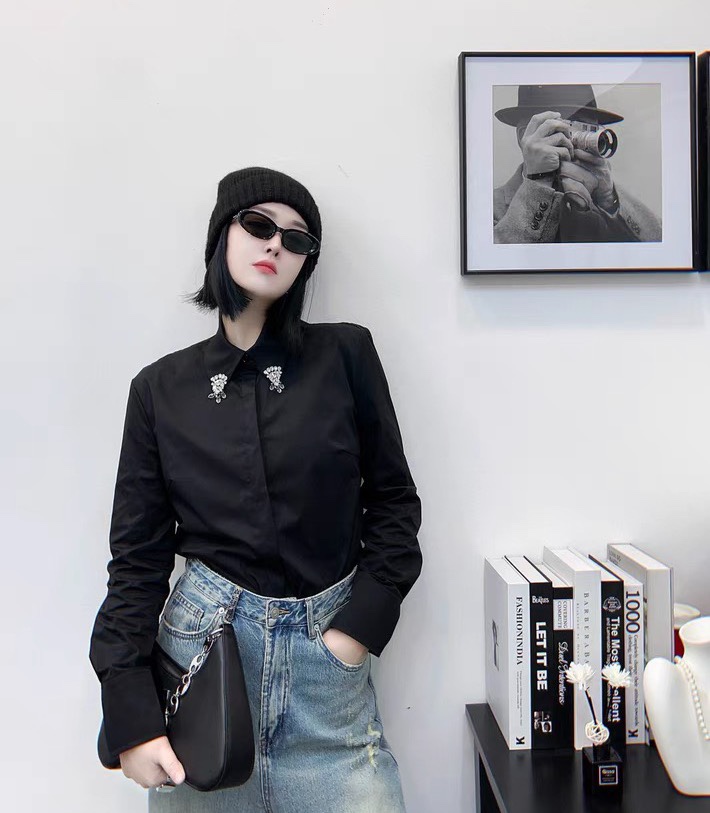 NO:326834,Pra Pu’s family!  Special counter model!  Higher version!  Collar heavy industry embroidered diamond pendant back triangle mark long sleeve short shirt!  Complete three standards!  White and black!  S/M/L, shipped in stock!  (M size bust 102 length 52), prada, prada, shirts, alexander wang19860909Pra普家！专柜款！高版本！领口重工刺绣镶钻吊坠后背三角标长袖短款衬衫！三标齐全！白色黑色！码数S/M/L,现货发！(M码胸围102衣长52),,prada,prada,shirts,alexander wang,Women's clothing