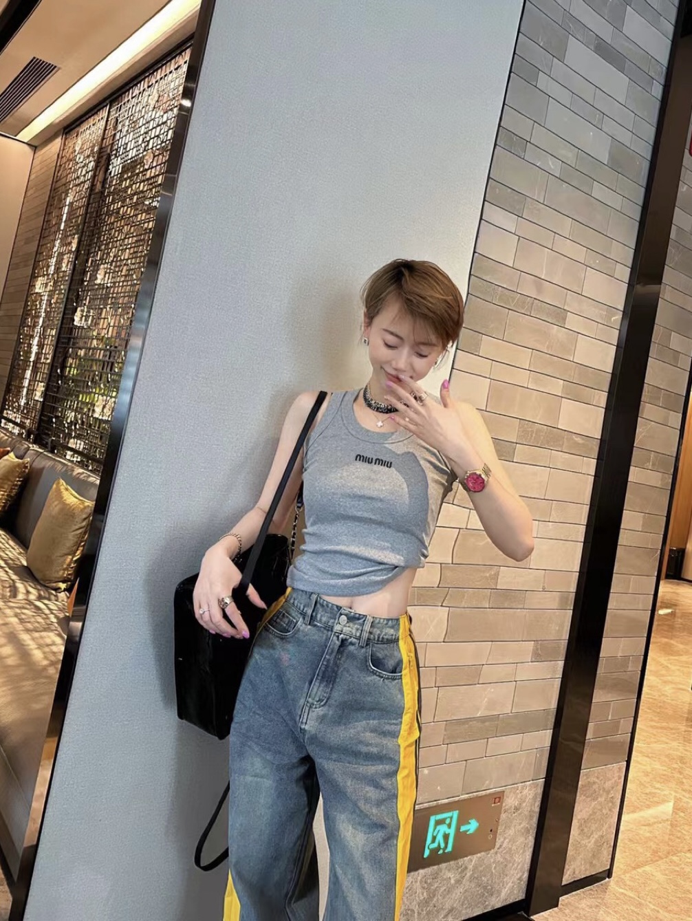 NO:417379,Miu Miu family!  Higher version!  Chest embroidered letters logo pattern round neck sleeveless vest!  Complete three standards!  Three colors!  S/M/L, shipped in stock!  (M size bust 72 length 52), miumiu,alexander wang19860909Miu缪家！高版本！胸口刺绣字母logo图案圆领无袖背心！三标齐全！三色！码数S/M/L,现货发！(M码胸围72衣长52),,miumiu,alexander wang,Women's clothing