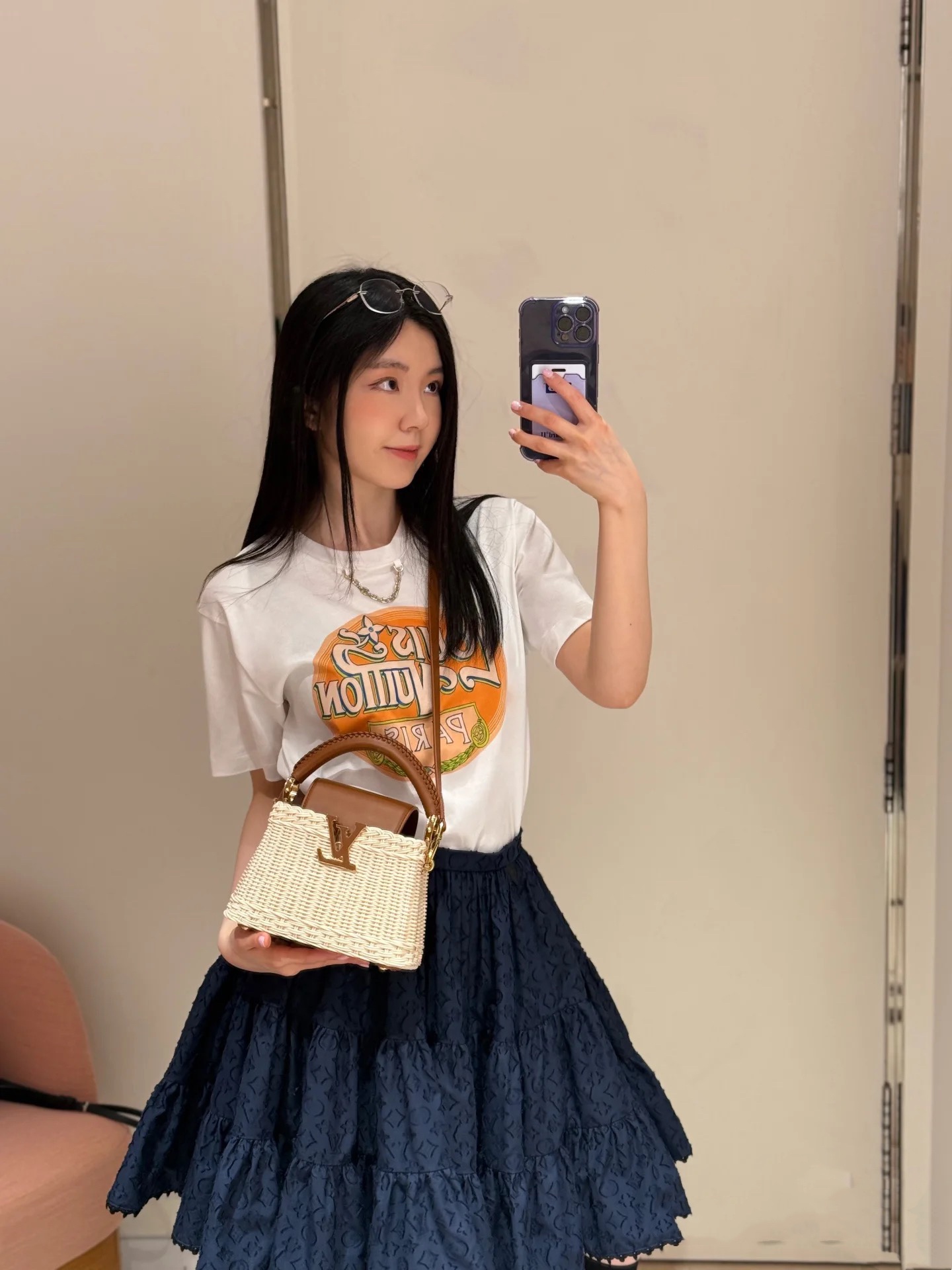 NO:328183,LvDonkey House!  Special counter model!  Letter logo pattern on chest with spray-painted printed neckline chat round neck short-sleeved T-shirt!  Complete three standards!  S/M/L, shipped in stock!  (M size bust 96 length 64), louis vuitton,louis vuitton,louis vuitton,t-shirt,tees,t-shirt,alexander wang19860909Lv驴家！专柜款！胸前字母logo图案喷绘印花领口聊天圆领短袖T恤！三标齐全！码数S/M/L,现货发！(M码胸围96衣长64),,louis vuitton,louis vuitton,louis vuitton,T-shirt,tees，t-shirt,alexander wang,Women's clothing