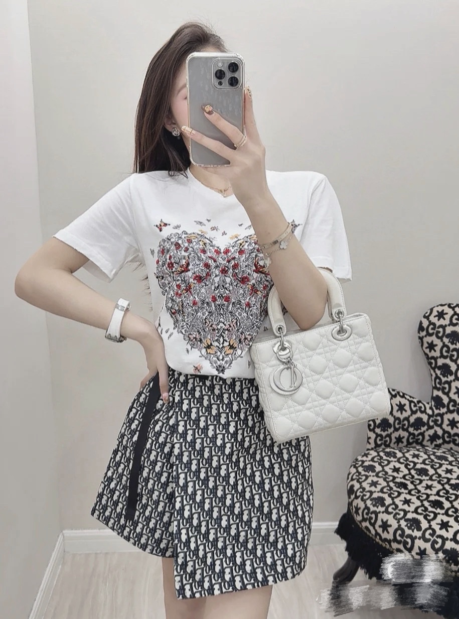 NO:328168,Dio* Di's home!  Special counter model!  Heavy industry embroidered colorful butterfly love floral pattern round neck short-sleeved T-shirt!  Complete three standards!  S/M/L, shipped in stock!  (M size bust 96 length 60), dior,dior,t-shirt,tees,t-shirt,alexander wang19860909Dio*迪家！专柜款！重工刺绣彩色蝴蝶爱心花卉图案圆领短袖T恤！三标齐全！码数S/M/L,现货发！(M码胸围96衣长60),,dior,dior,T-shirt,tees，t-shirt,alexander wang,Women's clothing