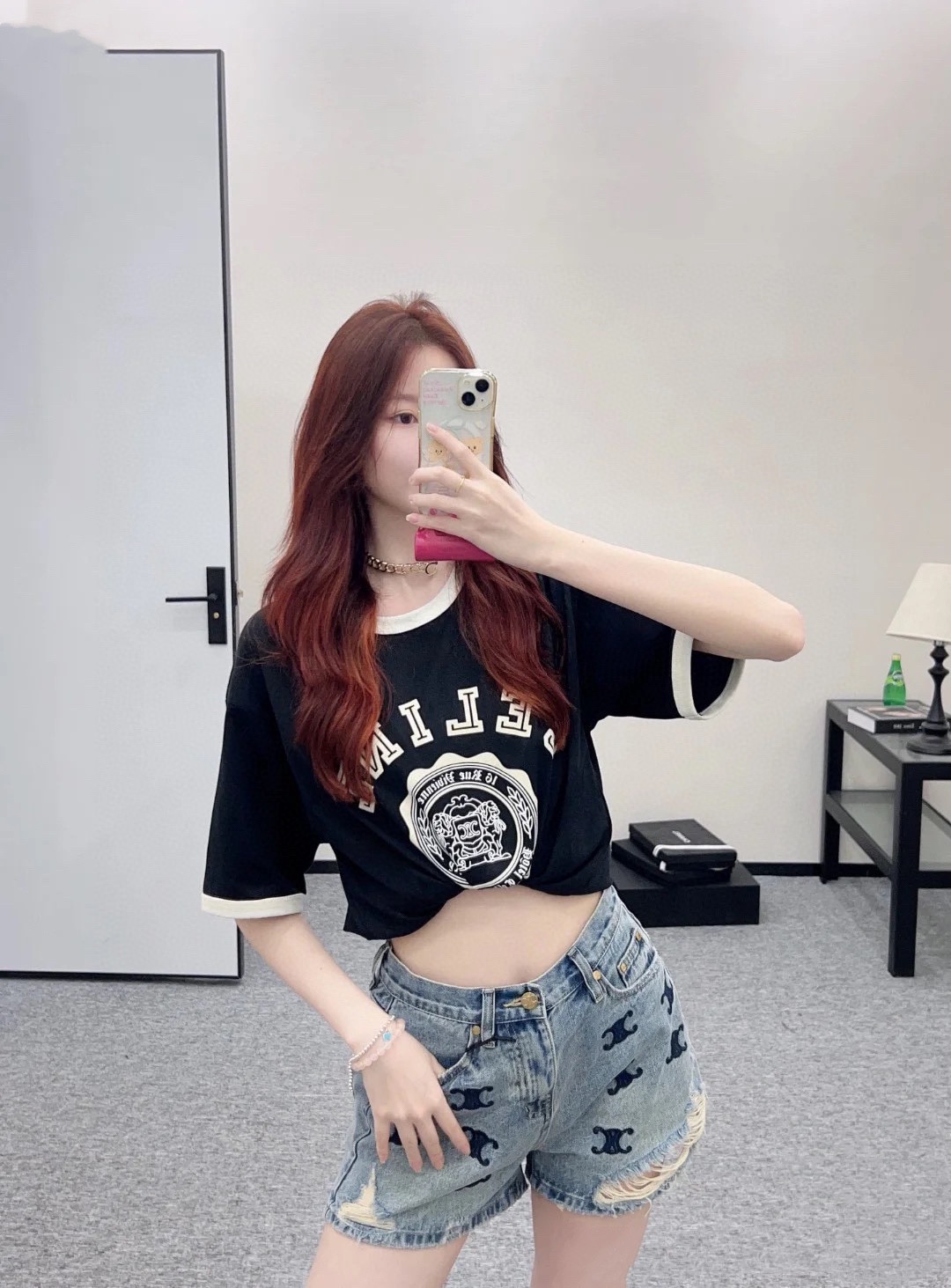 NO:420540,Celin's home!  Special counter model!  Letter logo pattern on chest with jacquard contrasting color round neck short-sleeved T-shirt!  Complete three standards!  S/M/L, shipped in stock!  (M size bust 94 62 garment length), celine, T-shirt,tees, t-shirt,alexander wang19860909Celin家！专柜款！胸前字母logo图案提花撞色圆领短袖T恤！三标齐全！码数S/M/L,现货发！(M码胸围94衣长62),,celine,T-shirt,tees，t-shirt,alexander wang,Women's clothing