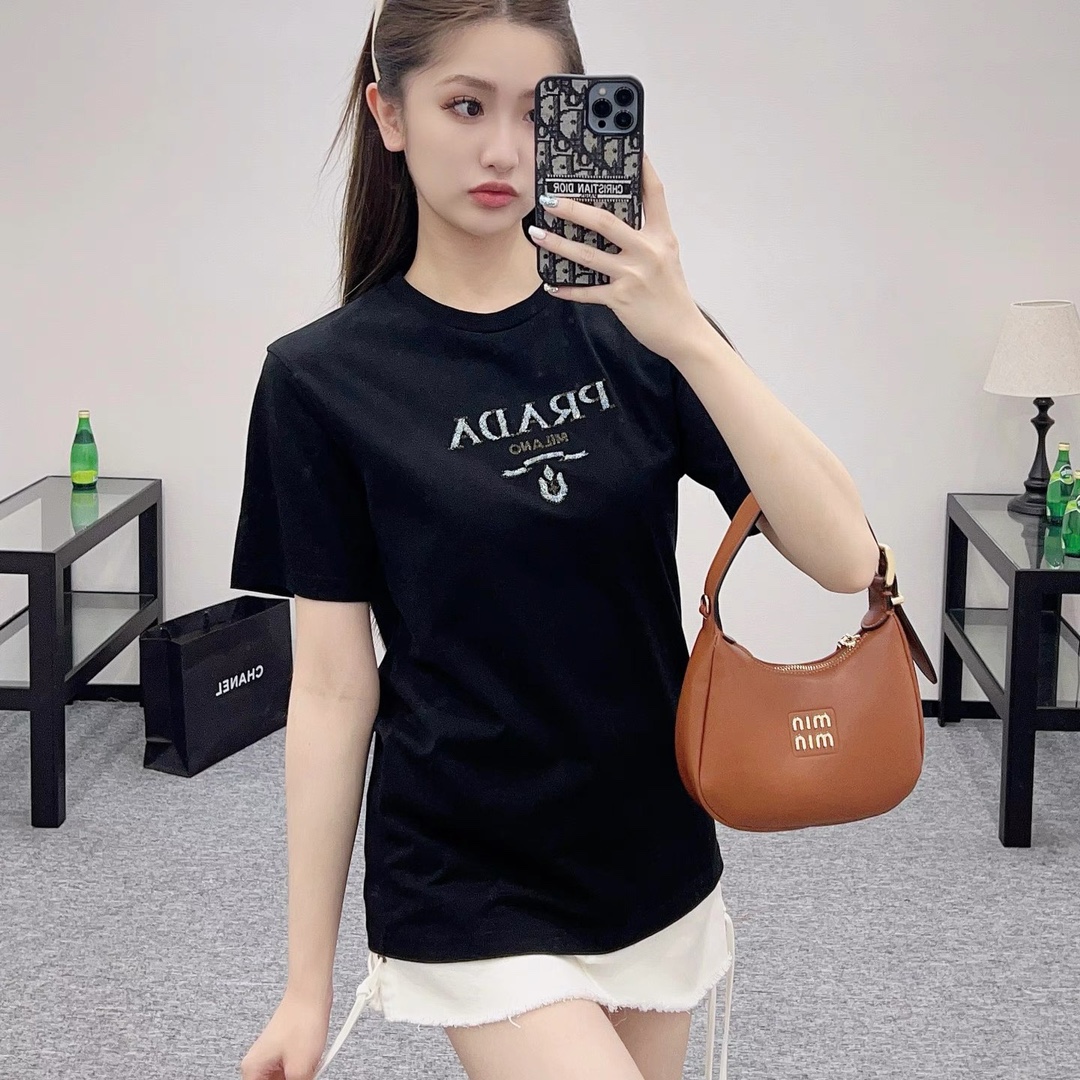 NO:628658,Pra Pujia!  High version!  Heavy embroidery sequin three-dimensional letter logo pattern round neck mercerized cotton short-sleeved T-shirt!  All three standards are complete!  White black!  Size S/M/L/XL, shipped from stock!  (M size bust 94, length 59),,prada,prada,T-shirt,tees,t-shirt,alexander wang19860909Pra普家！高版本！重工刺绣亮片立体字母logo图案圆领丝光棉短袖T恤！三标齐全！白色黑色！码数S/M/L/XL,现货发！(M码胸围94衣长59),,prada,prada,T-shirt,tees，t-shirt,alexander wang,Women's clothing