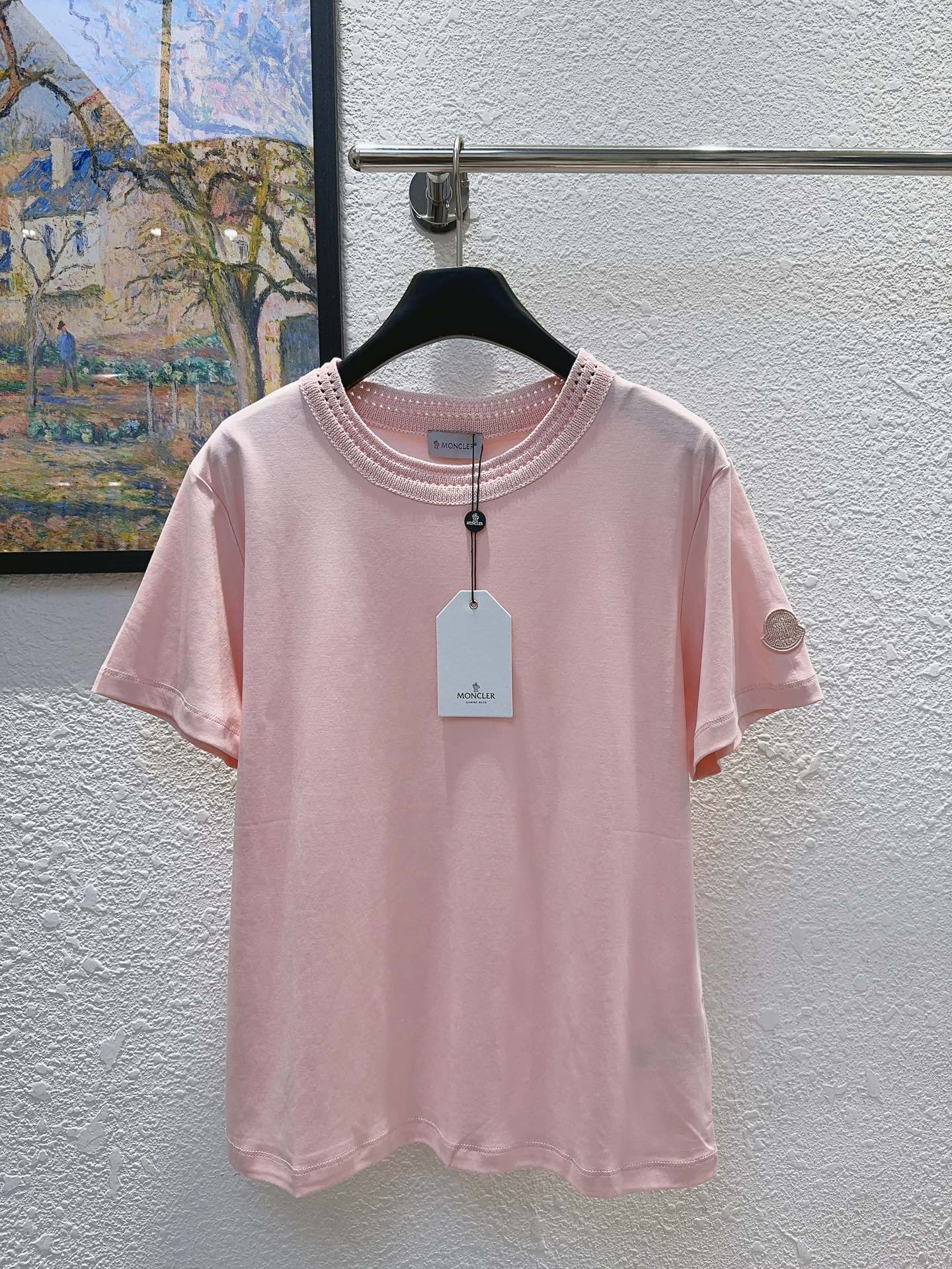 NO:331804,Moncle covers your mouth!  Special counter model!  Customized 80-pin mercerated cotton fabric neckline hollow hook cuff logo badge round neck short-sleeved T-shirt!  Complete three standards!  Three colors!  S/M/L, shipped in stock!  (M size bust 96 length 59), Moncler, T-shirt,tees, t-shirt,alexander wang19860909Moncle蒙口！专柜款！定制80支丝光棉面料领口镂空钩花袖口logo徽章圆领短袖T恤！三标齐全！三色！码数S/M/L,现货发！(M码胸围96衣长59),,Moncler,T-shirt,tees，t-shirt,alexander wang,Women's clothing