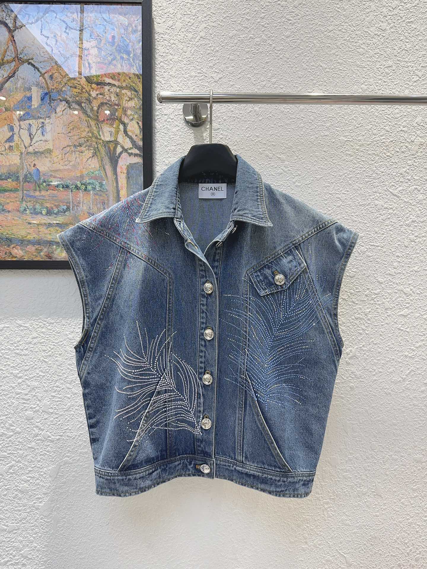 NO:333112,CC Xiaoxiang Home!  Higher version!  Custom letter metal buttons with open mold!  Feather colored ironing diamond lapel sleeveless silhouette denim vest jacket!  Number of codes 36/38/40, shipped in stock!  (38 size bust 108 length 53), chanel, jackets & coats, alexander wang19860909CC小香家！高版本！开模定制字母金属纽扣！羽毛彩色烫钻翻领无袖廓形牛仔马甲外套！码数36/38/40,现货发！(38码胸围108衣长53),,chanel,jackets & coats,alexander wang,Women's clothing