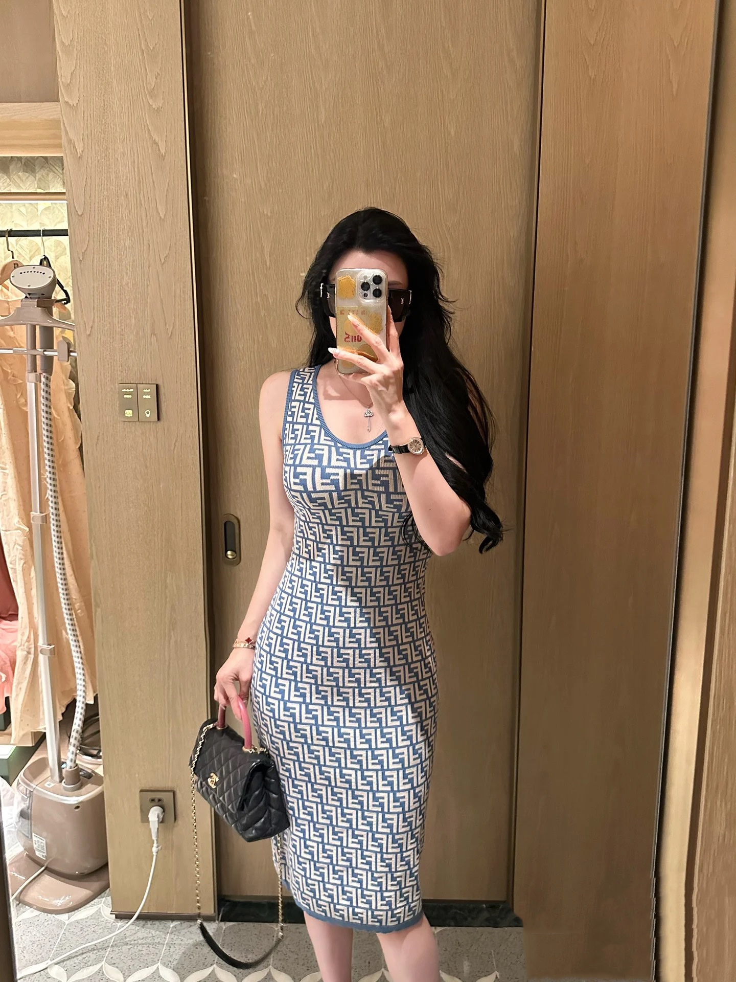 NO:333115,FF Home!  Special counter model!  Classic double F letter logo pattern jacquard sleeveless vest knitted dress!  Complete three standards!  Two colors!  S/M/L, shipped in stock!  (M size bust 78 skirt length 108), fendi, skirts, alexander wang19860909FF家！专柜款！经典双F字母logo图案提花无袖背心针织连衣裙！三标齐全！两色！码数S/M/L,现货发！(M码胸围78裙长108),,fendi,skirts,alexander wang,Women's clothing