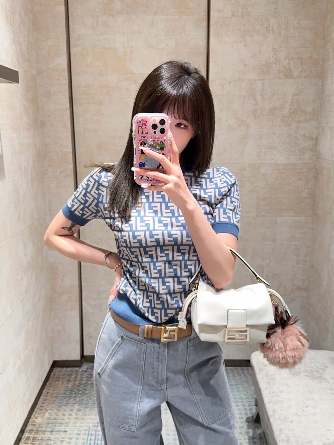 NO:579191,FF home!  Counter style!  Classic double F letter logo pattern jacquard round neck short-sleeved knitted top!  All three standards are complete!  Size S/M/L, shipped from stock!  (L size bust 86, length 53),,fendi,T-shirt,alexander wang19860909FF家！专柜款！经典双F字母logo图案提花圆领短袖针织上衣！三标齐全！码数S/M/L,现货发！(L码胸围86衣长53),,fendi,T-shirt,alexander wang,Women's clothing