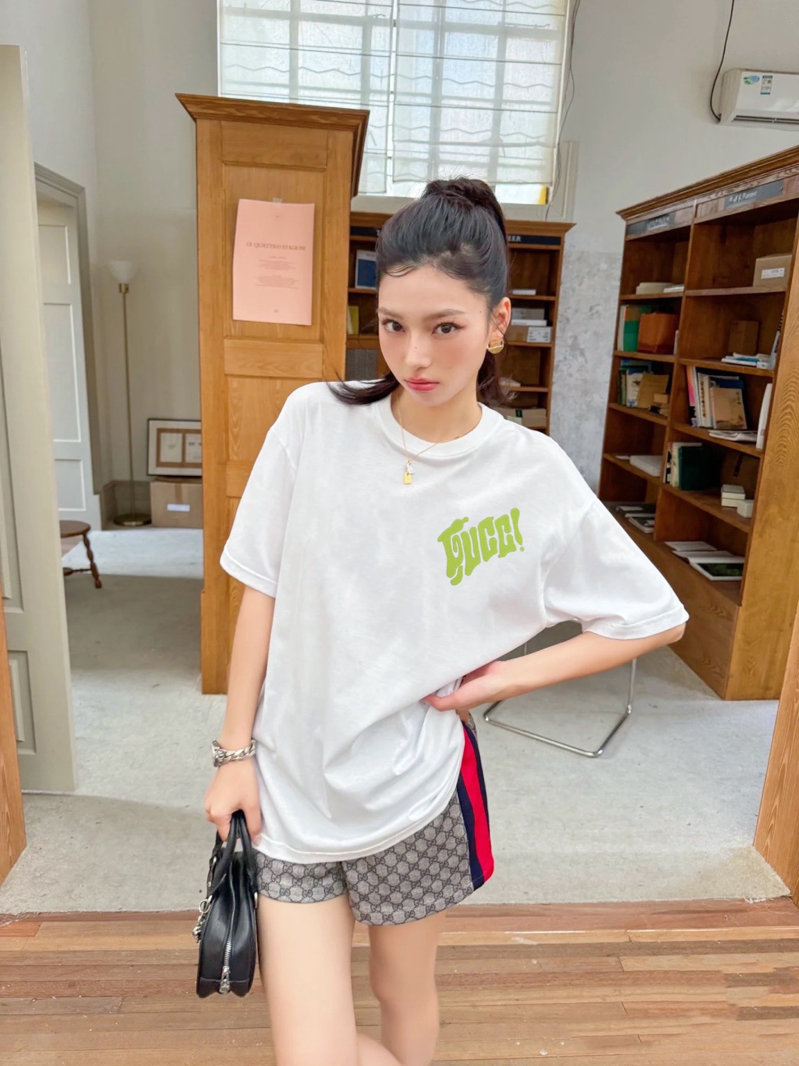 NO:333304,GG Home!  Special counter model!  Higher version!  Chest embroidered letter logo with round neck loose short-sleeved T-shirt with back!  The same style for men and women!  Complete three standards!  White and black!  S/M/L, shipped in stock!  (M size bust 104 length 70), gucci, T-shirt,tees, t-shirt,alexander wang19860909GG家！专柜款！高版本！胸口刺绣字母logo后背印花圆领宽松短袖T恤！男女同款！三标齐全！白色黑色！码数S/M/L,现货发！(M码胸围104衣长70),,gucci,T-shirt,tees，t-shirt,alexander wang,Women's clothing