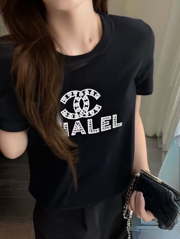 NO:333981,CC Xiaoxiang Home!  Higher version!  Embroidered gold-toned letter logo pattern on the chest, round neck mercerated cotton short-sleeved T-shirt!  Complete three standards!  White and black!  S/M/L, shipped in stock!  (M size bust 98 length 61), chanel, T-shirt,tees, t-shirt,alexander wang19860909CC小香家！高版本！胸前刺绣烫金字母logo图案圆领丝光棉短袖T恤！三标齐全！白色黑色！码数S/M/L,现货发！(M码胸围98衣长61),,chanel,T-shirt,tees，t-shirt,alexander wang,Women's clothing