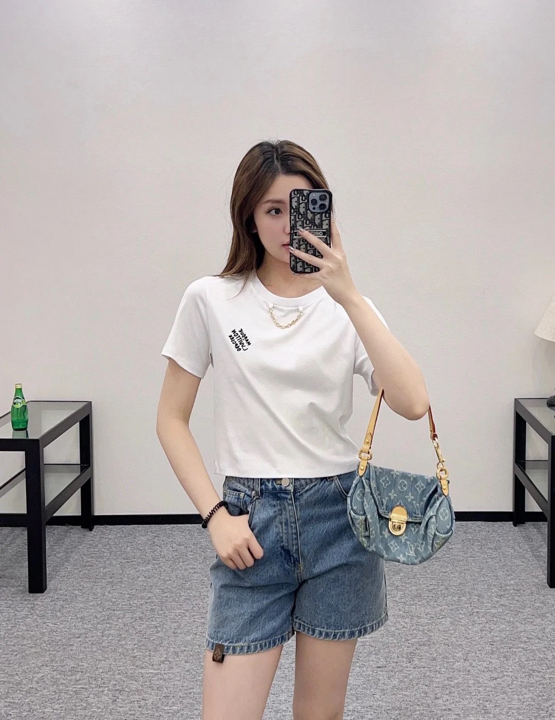 NO:333983,LvDonkey House!  Special counter model!  Neck metal logo chain decorative chest embroidered letter pattern round neck short T-shirt!  Complete three standards!  White and black!  S/M/L, shipped in stock!  (M size bust 84 length 46), louis vuitton,louis vuitton,louis vuitton,tees,t-shirt,alexander wang19860909Lv驴家！专柜款！领口金属logo链条装饰胸口刺绣字母图案圆领短款T恤！三标齐全！白色黑色！码数S/M/L,现货发！(M码胸围84衣长46),,louis vuitton,louis vuitton,louis vuitton,tees，t-shirt,alexander wang,Women's clothing